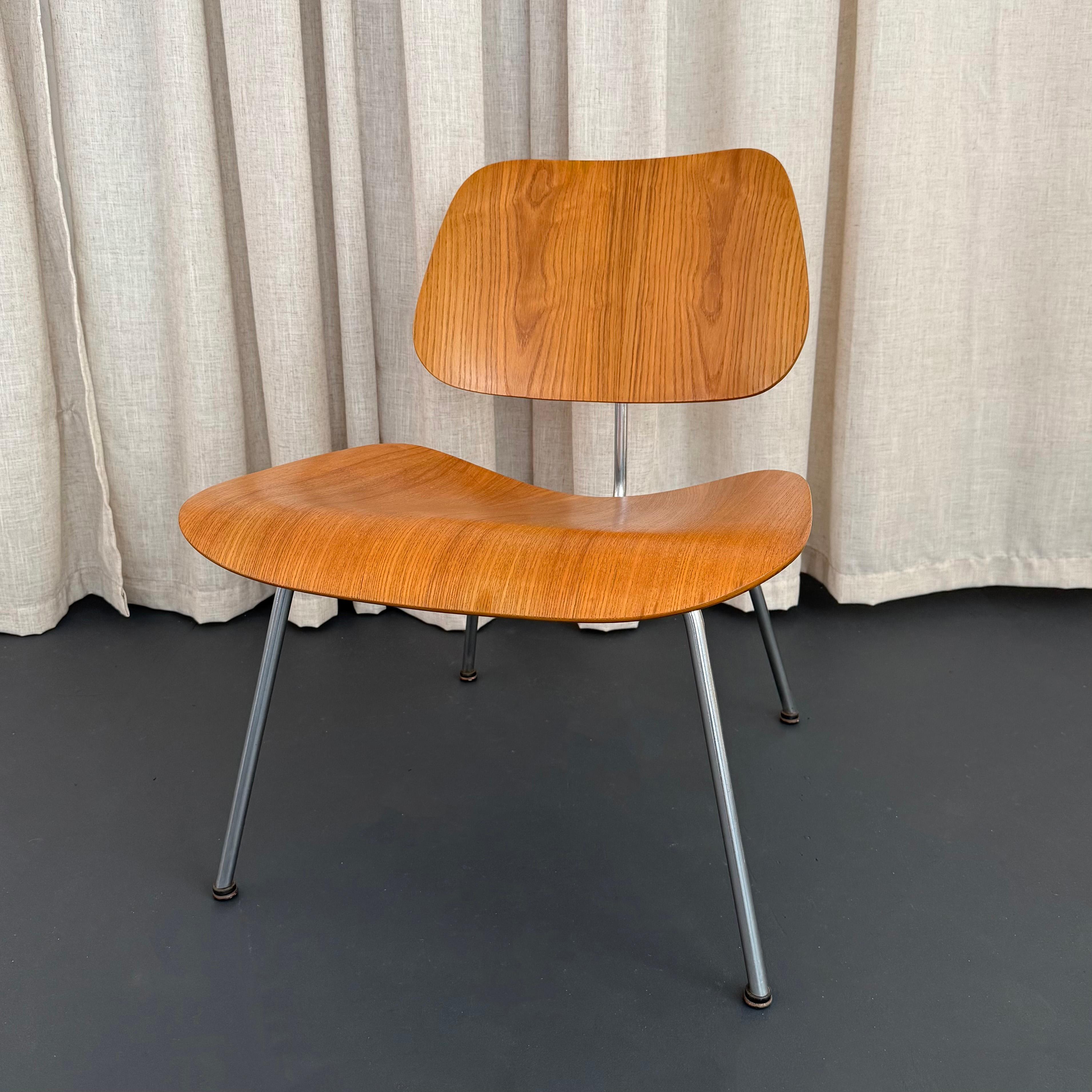 Esta emblemática silla moderna de mediados de siglo LCM es obra de Charles and Ray Eames para Herman Miller. La silla LCM fue diseñada por el dúo en 1946 y fabricada por Herman Miller a finales de los años 40 y principios de los 50. La Eames Plywood