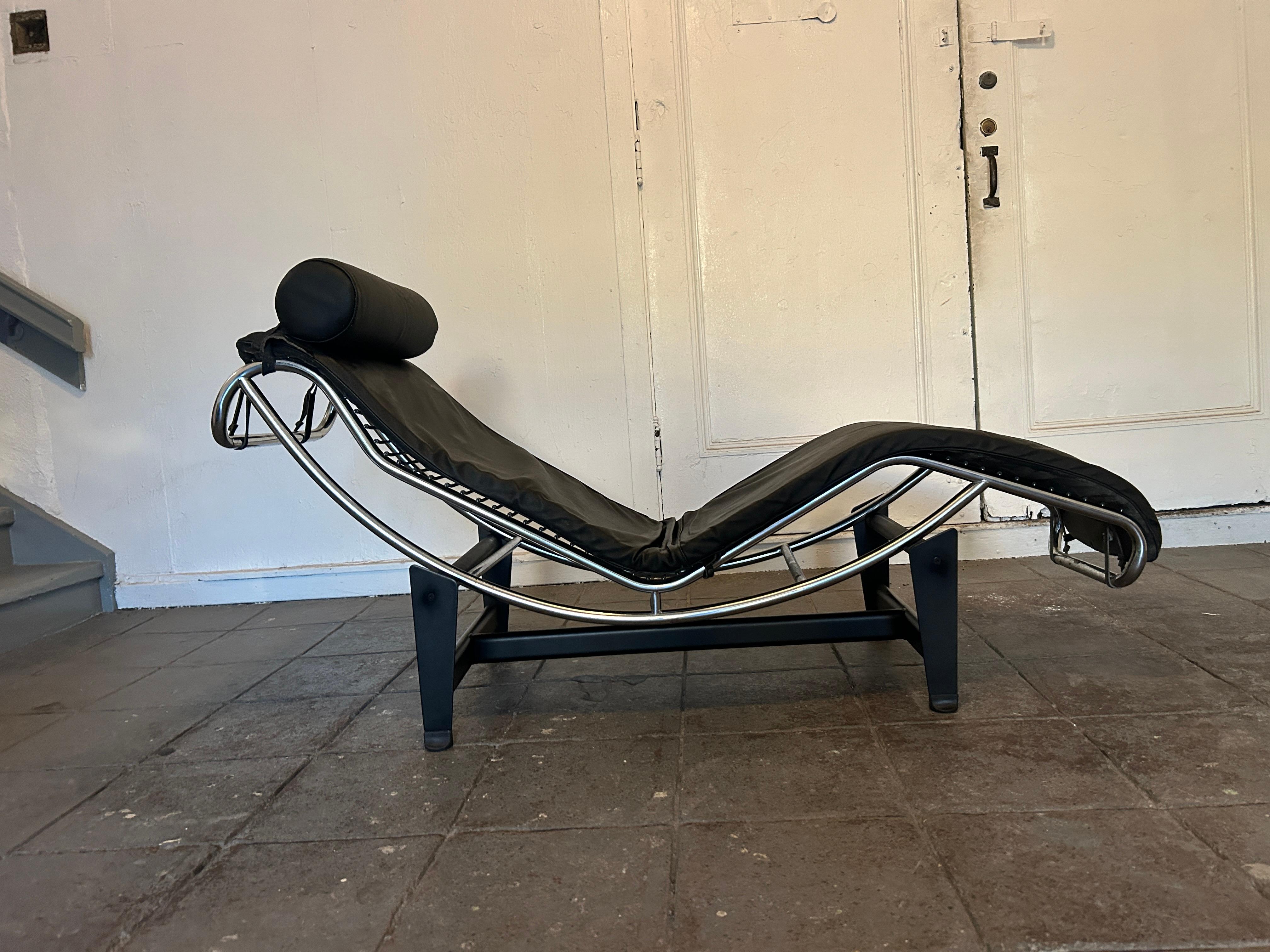 Sedia a sdraio in pelle nera Le Corbusier LC4 di metà secolo 1