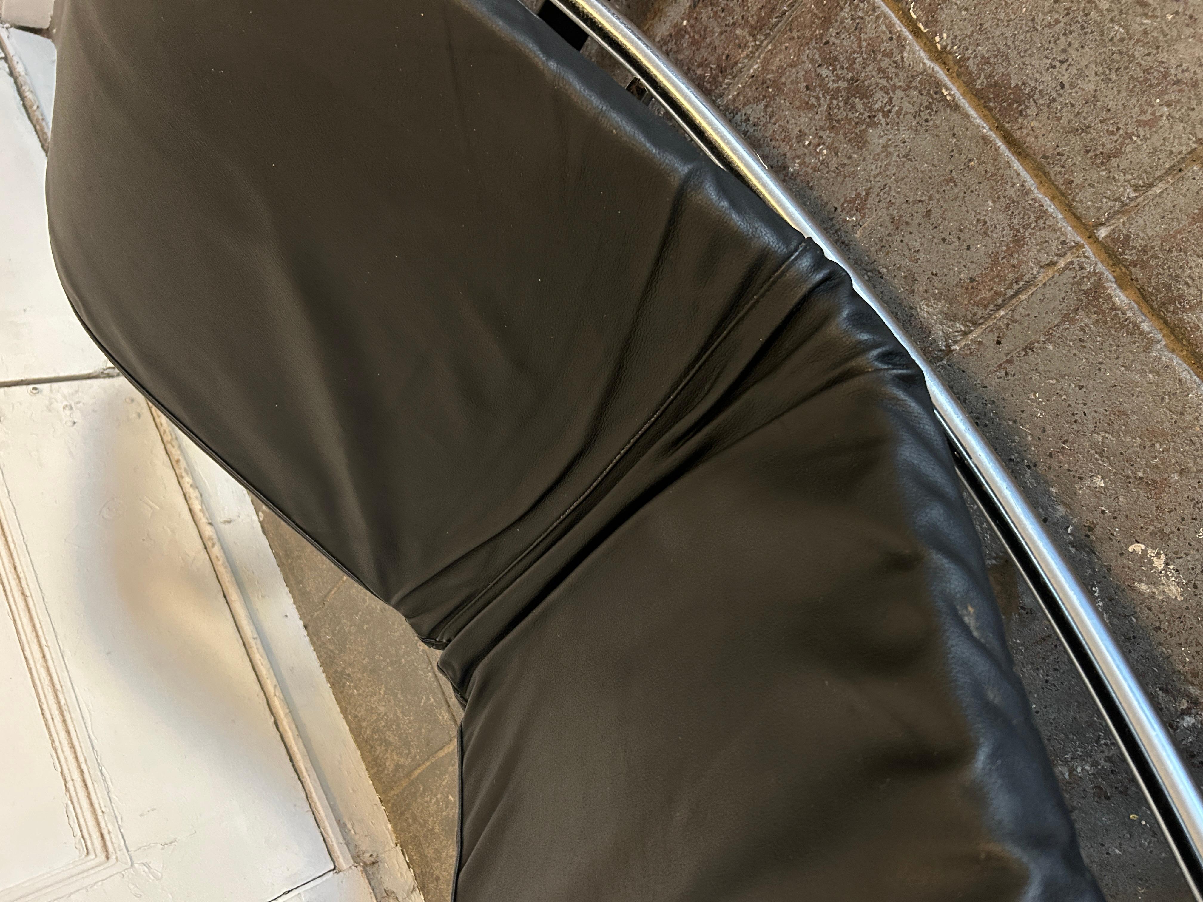 Sedia a sdraio in pelle nera Le Corbusier LC4 di metà secolo 2