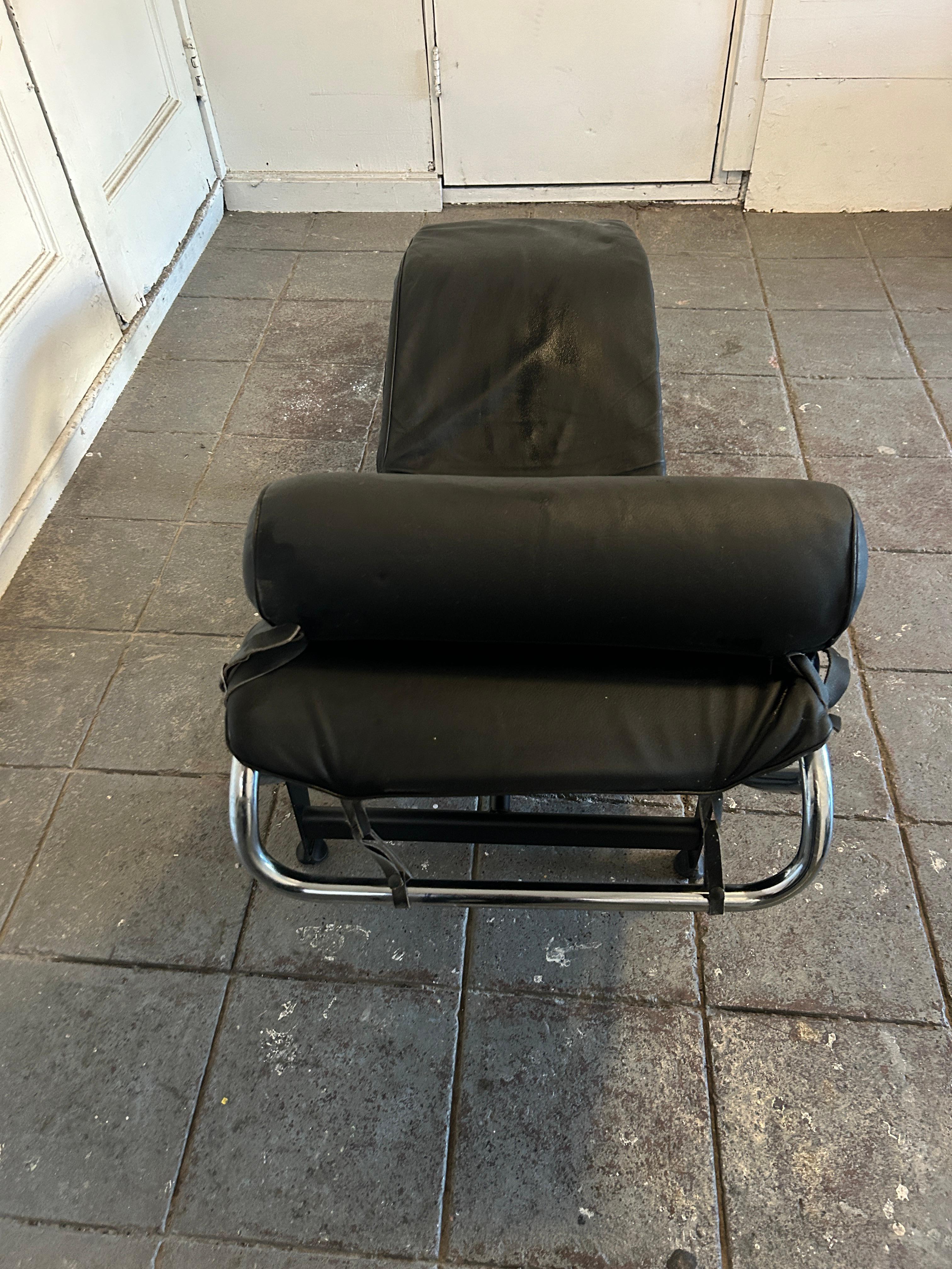 Moderno Sedia a sdraio in pelle nera Le Corbusier LC4 di metà secolo
