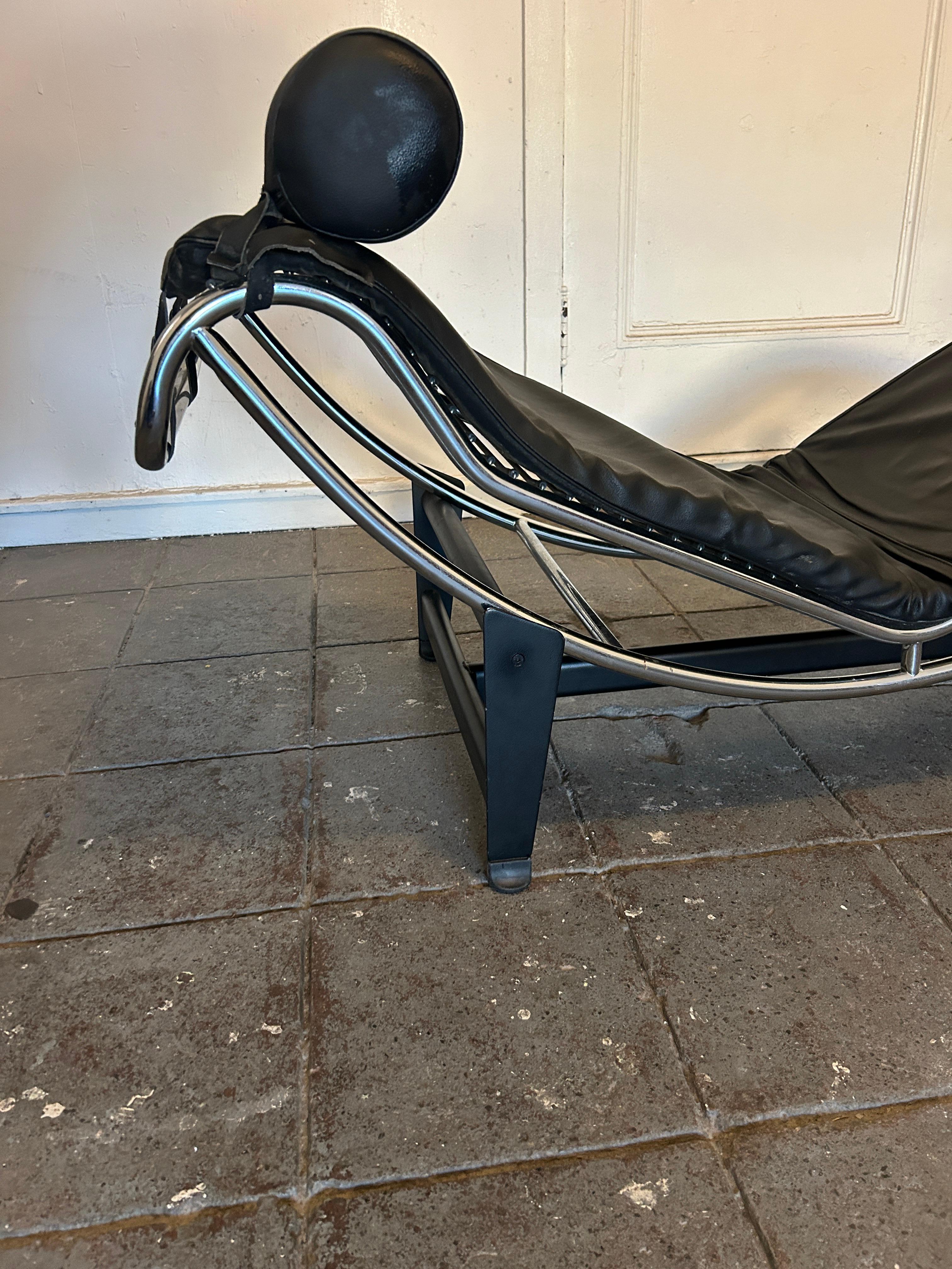 Italiano Sedia a sdraio in pelle nera Le Corbusier LC4 di metà secolo