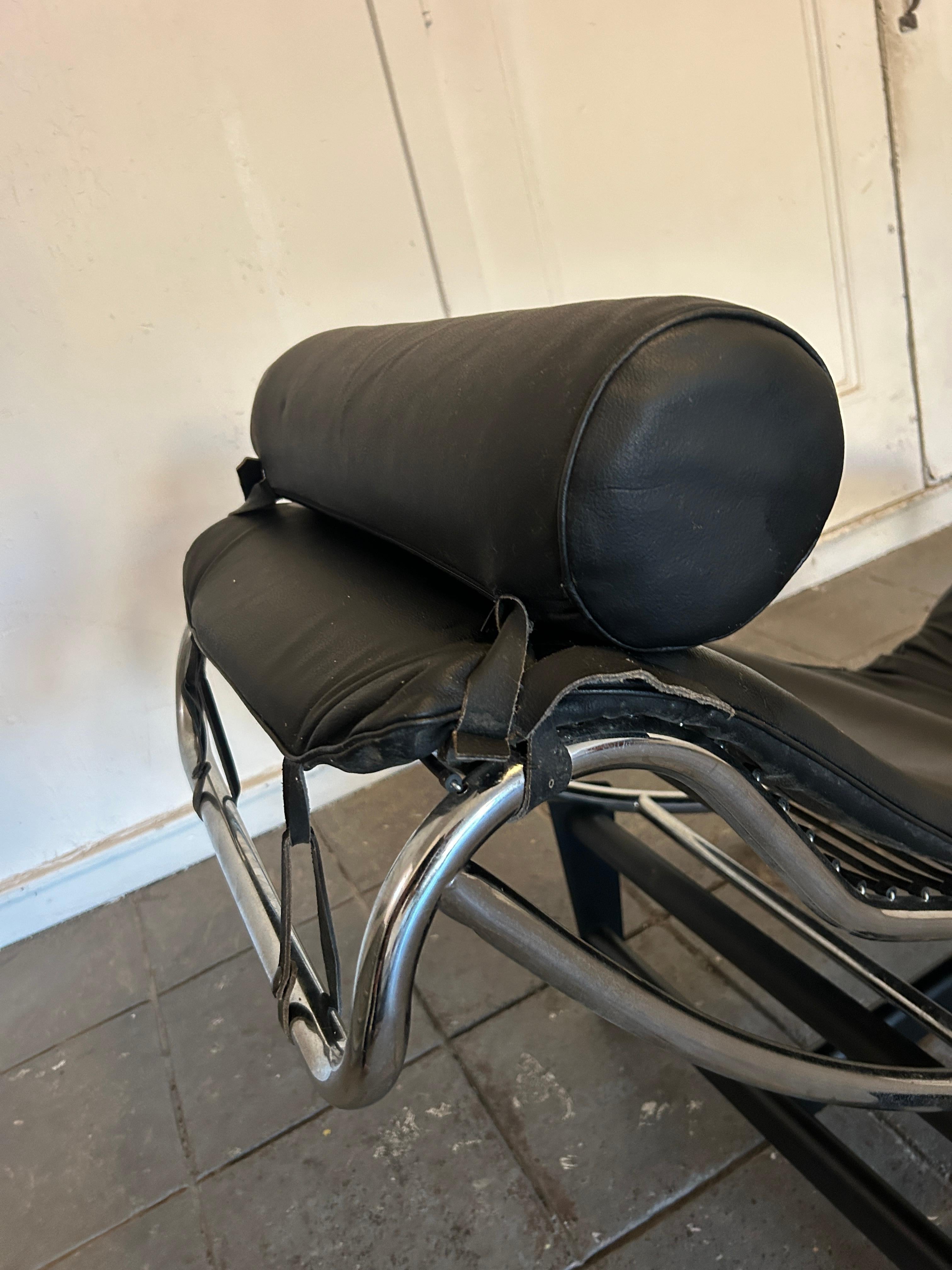 Fine XX secolo Sedia a sdraio in pelle nera Le Corbusier LC4 di metà secolo