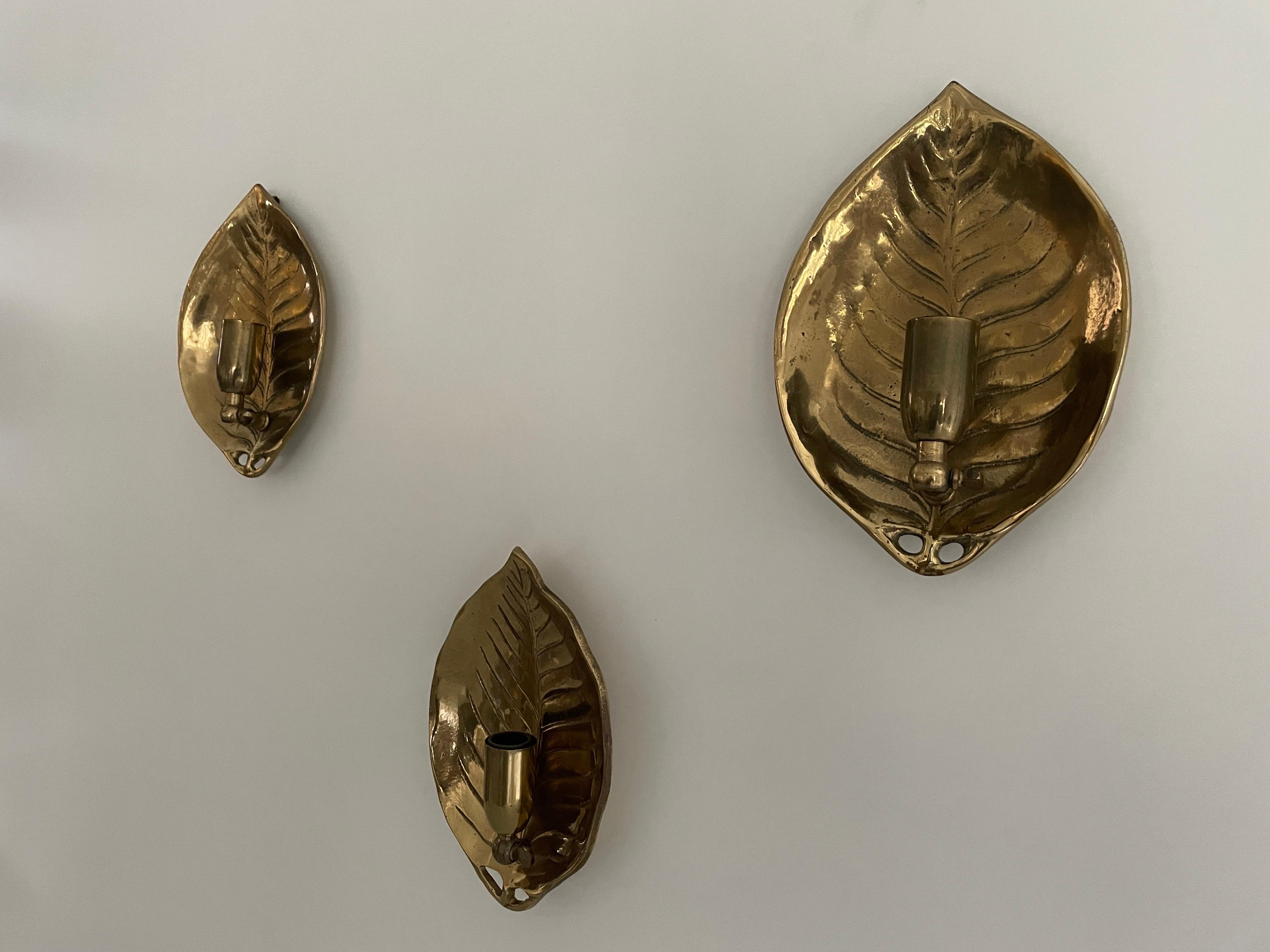 Mid-century Modern Leaf Design Heavy Brass Set of 3 Sconces, 1960s, Germany

Very elegant and Minimalist wall lamps.
These are heavy lamps  (1 piece: 900 grams)

Lamps are in excellent condition.

These lamps works with E27 standard light bulbs.