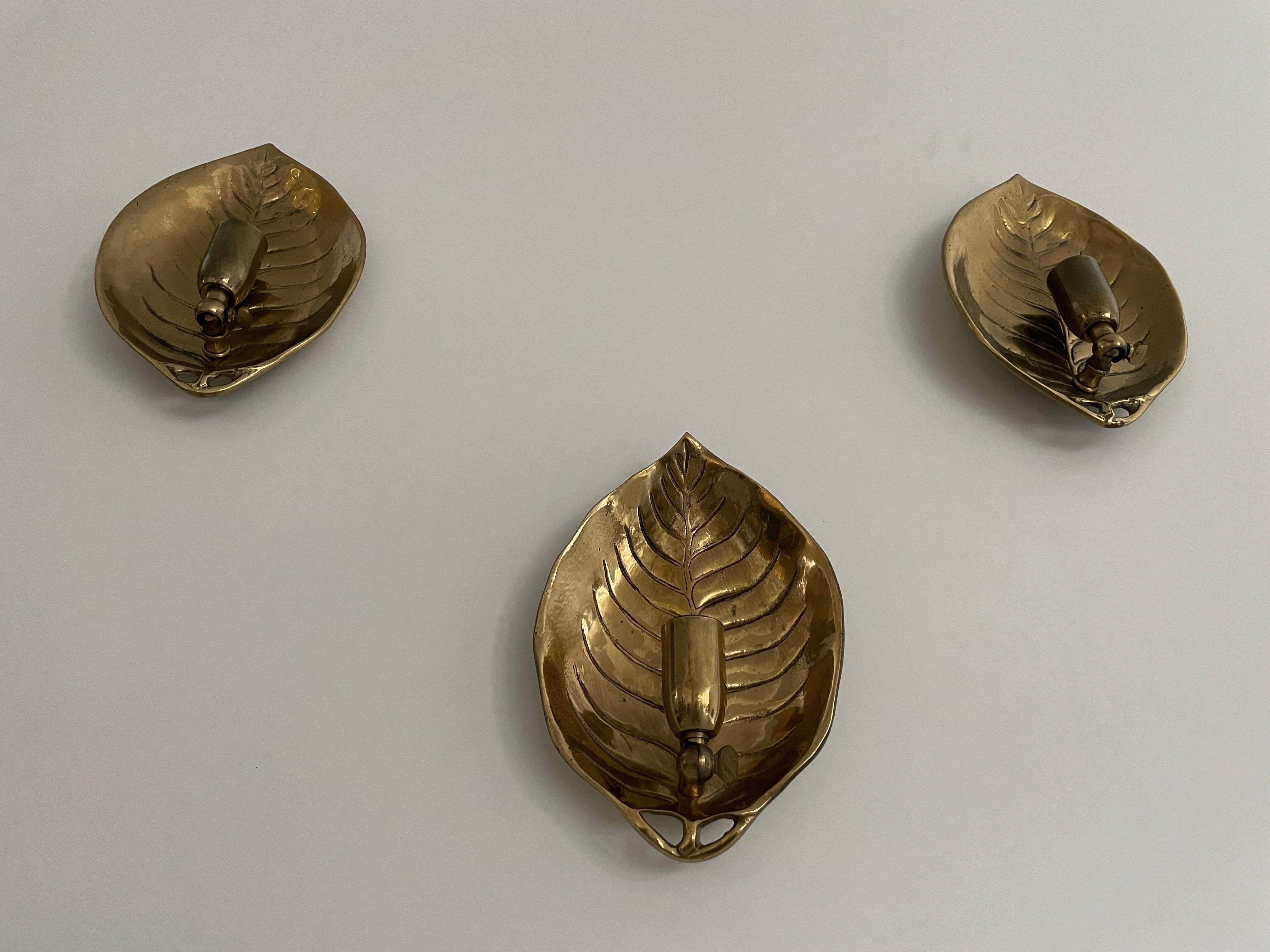 Mid-century Modern Leaf Design Heavy Brass Set of 3 Sconces, 1960s, Germany In Excellent Condition For Sale In Hagenbach, DE