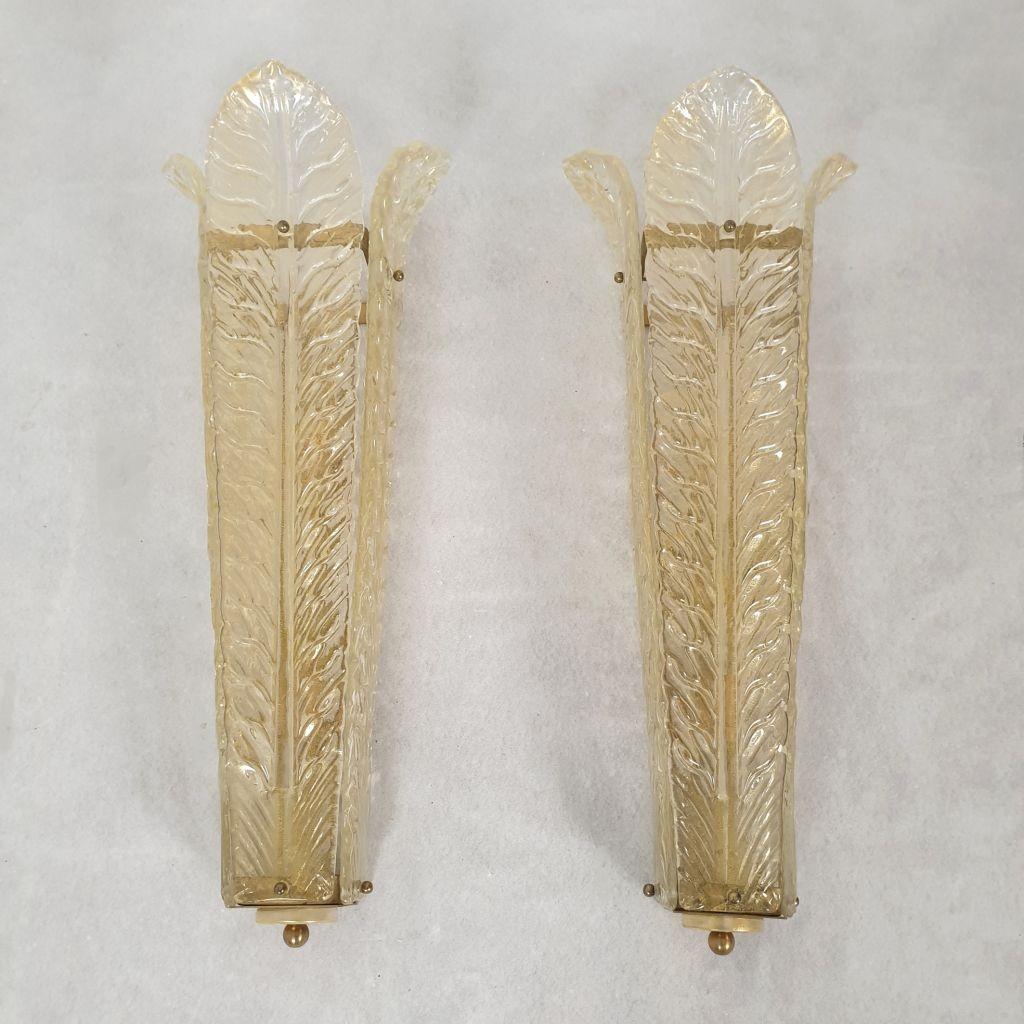 Pareja de grandes apliques de cristal de Murano de mediados del siglo XX, atribuidos a Barovier & Toso, Italia años 70.
Cinco pares, juego de diez apliques disponibles. Se venden y cotizan por pares.
Los apliques vintage están formados por tres