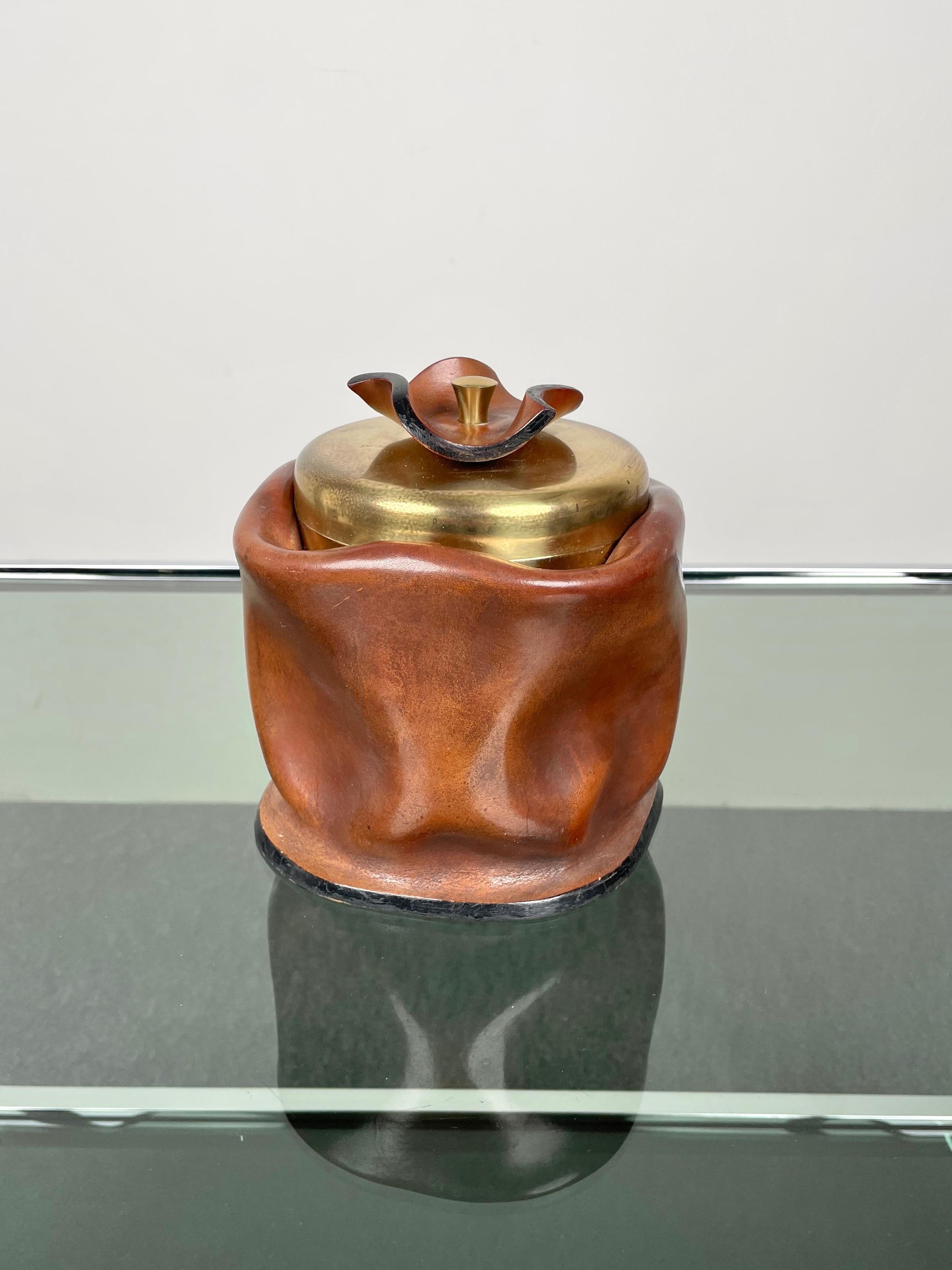 1970s Italian ice bucket in leather and brass. On the bottom, there are the engraved signature of the manufacturer and the text 
