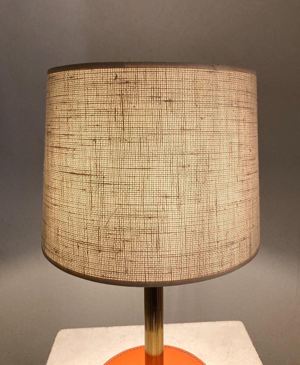 Lampe de table en cuir et laiton de style moderne du milieu du siècle en vente 7