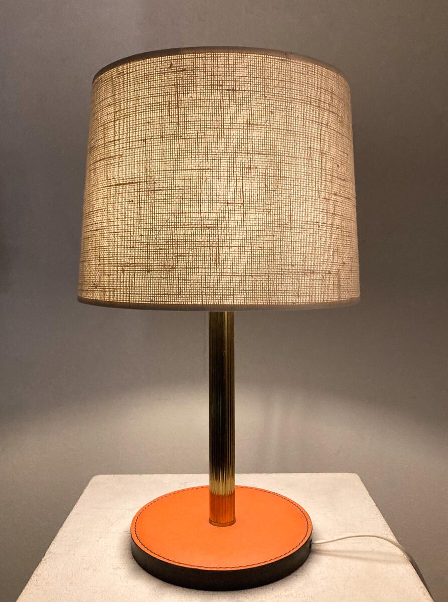 Lampe de table en cuir et laiton de style moderne du milieu du siècle Bon état - En vente à Brussels, BE