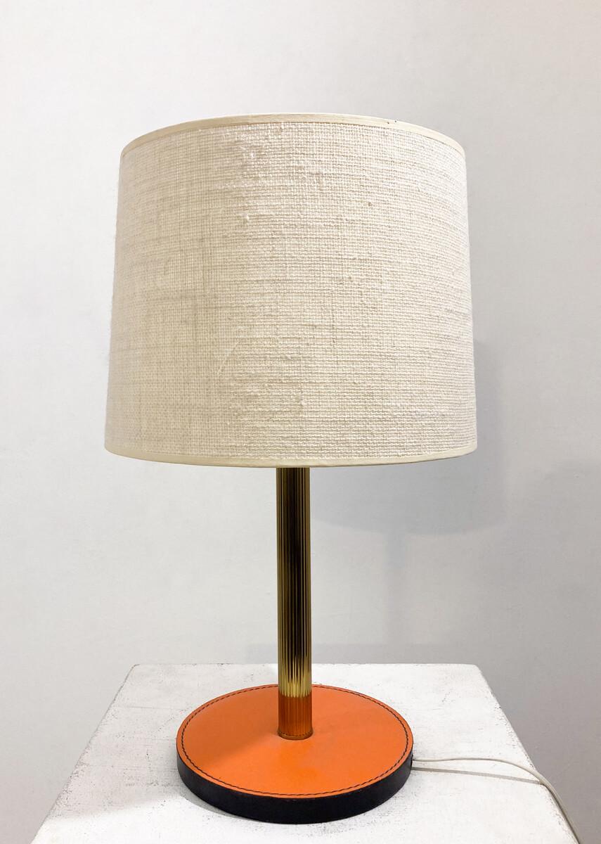 20ième siècle Lampe de table en cuir et laiton de style moderne du milieu du siècle en vente
