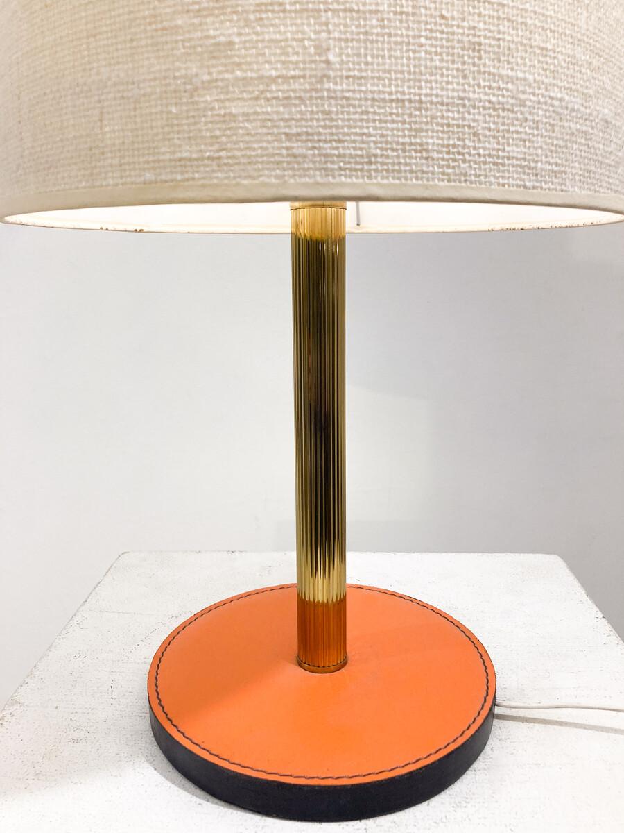 Laiton Lampe de table en cuir et laiton de style moderne du milieu du siècle en vente