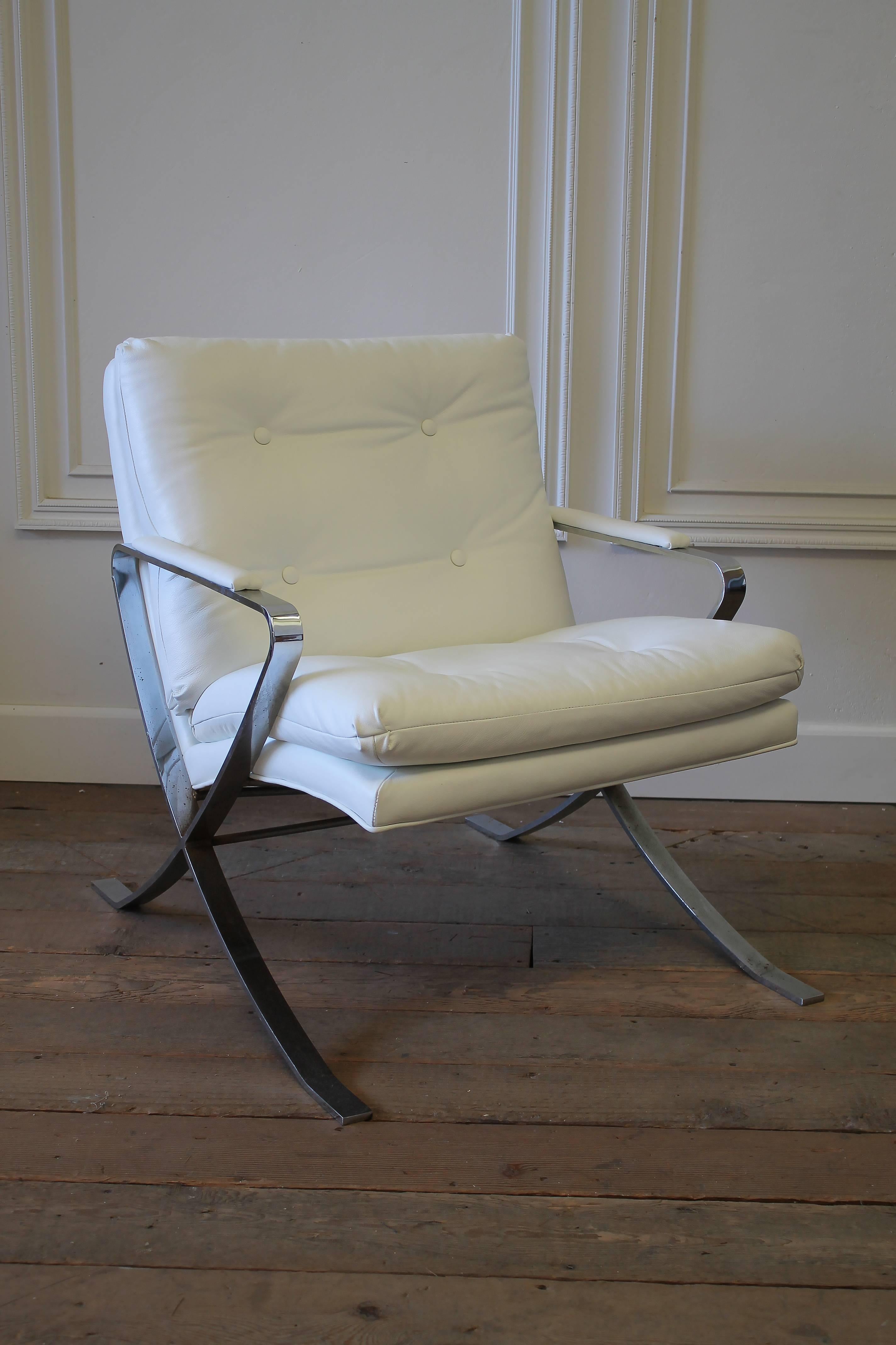 Mid-Century Modern leather and chrome lounge chair
New white leather upholstery modern chair with original finish.
Measures: 27