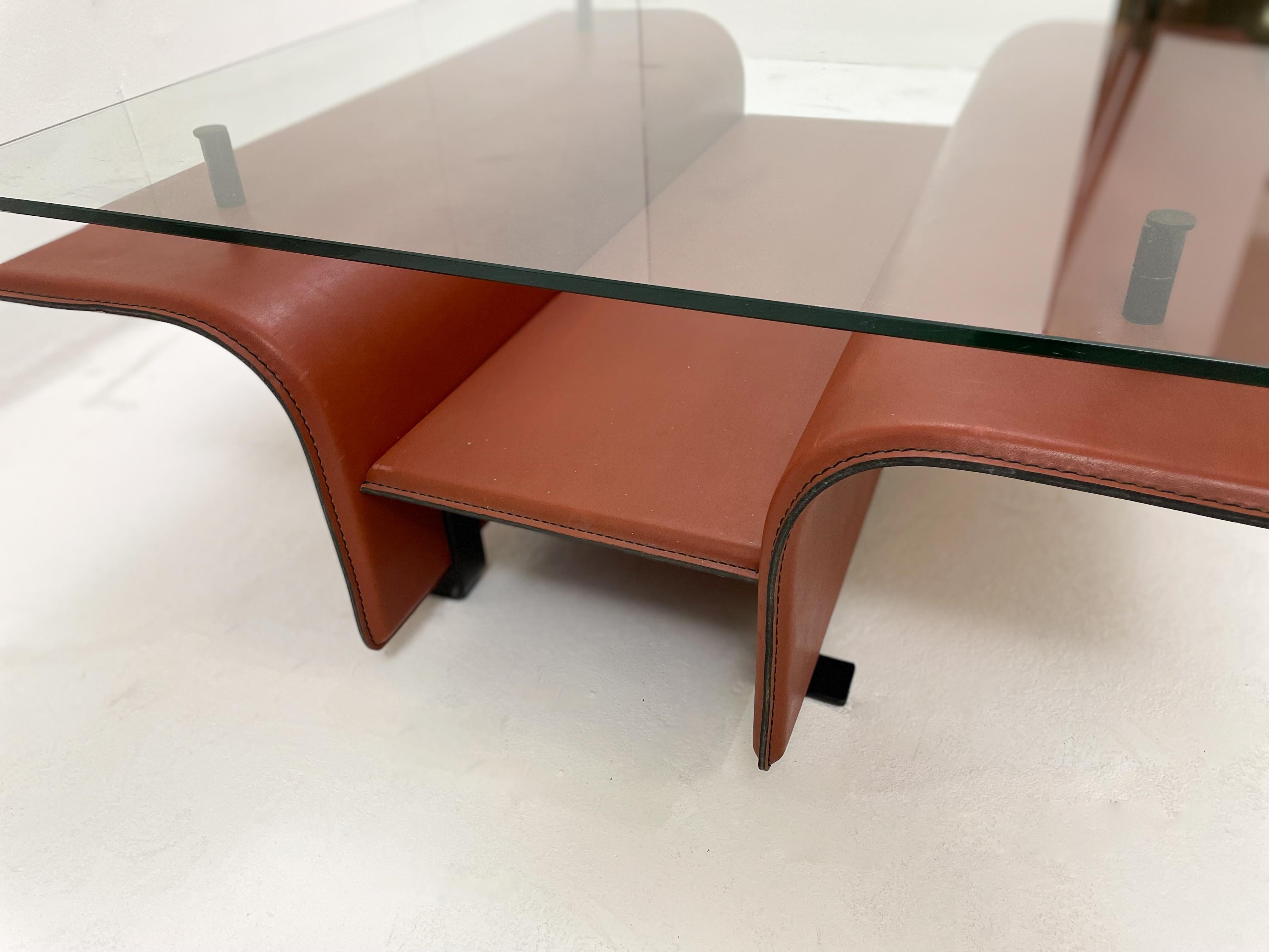 italien Table basse moderne du milieu du siècle dernier en cuir et verre, Italie, années 1980 en vente