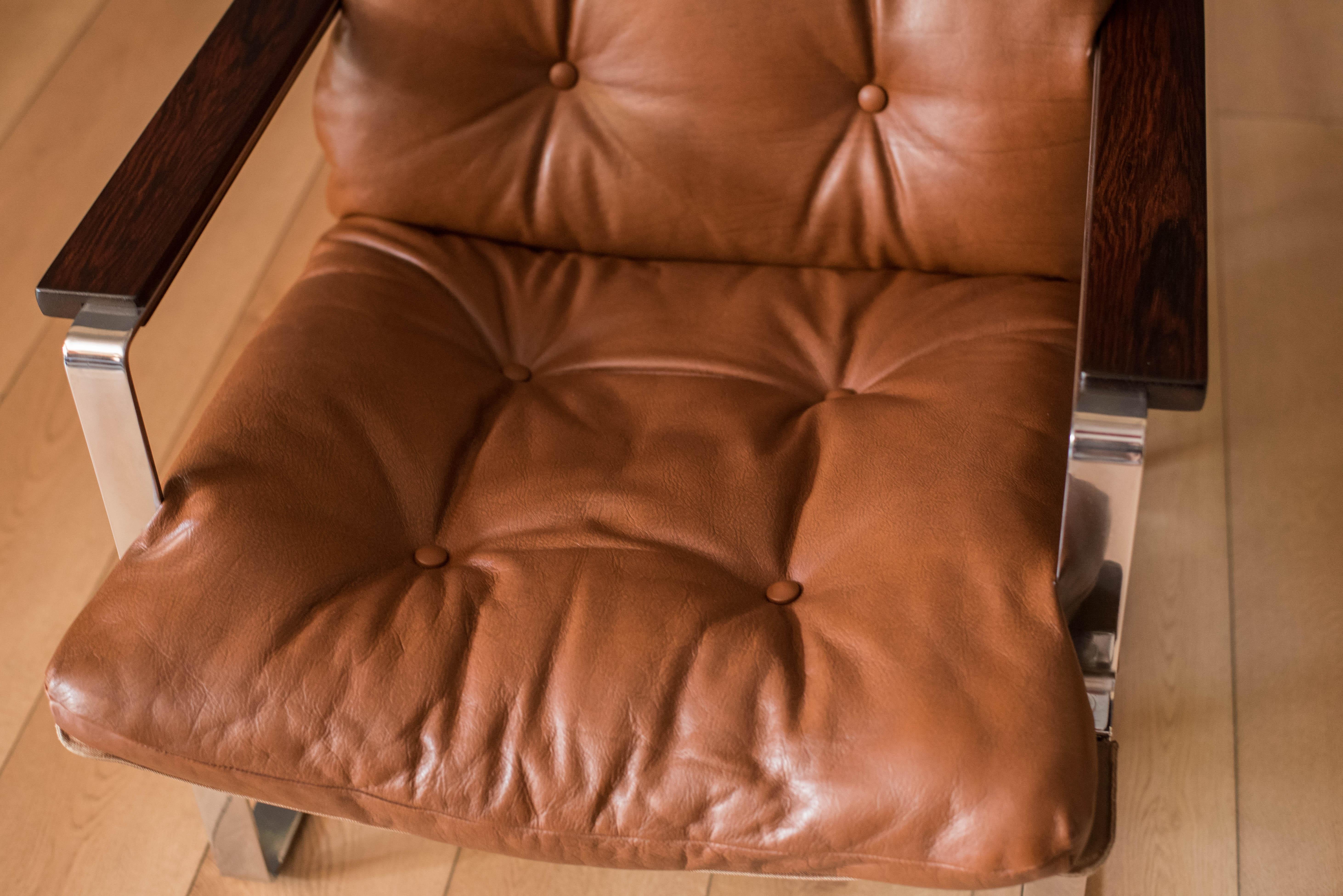 Mid-Century Modern Leather and Rosewood Lounge Chair by Richard Young 4