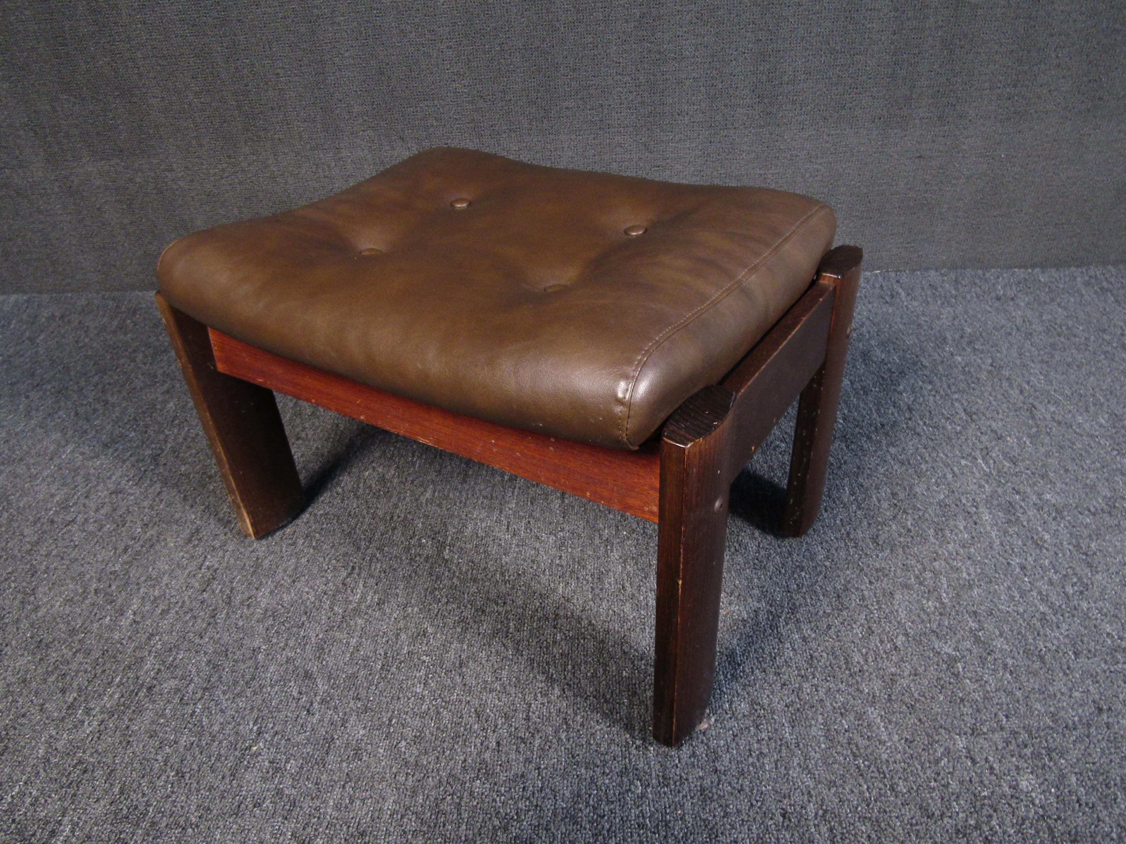 Mid-Century Modern Leather and Walnut Lounge Chair and Ottoman Set 6