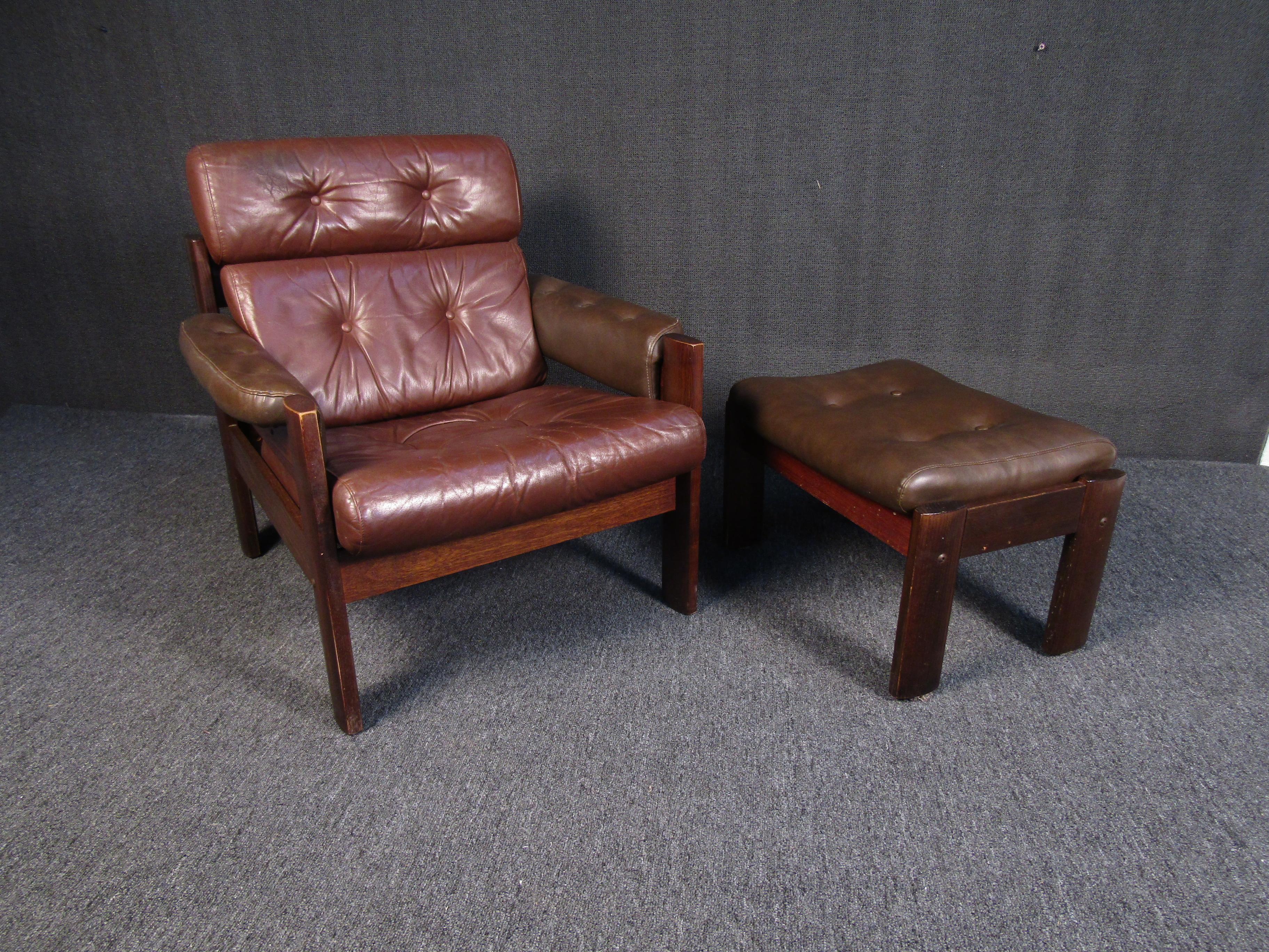 Mid-Century Modern Leather and Walnut Lounge Chair and Ottoman Set In Good Condition In Brooklyn, NY