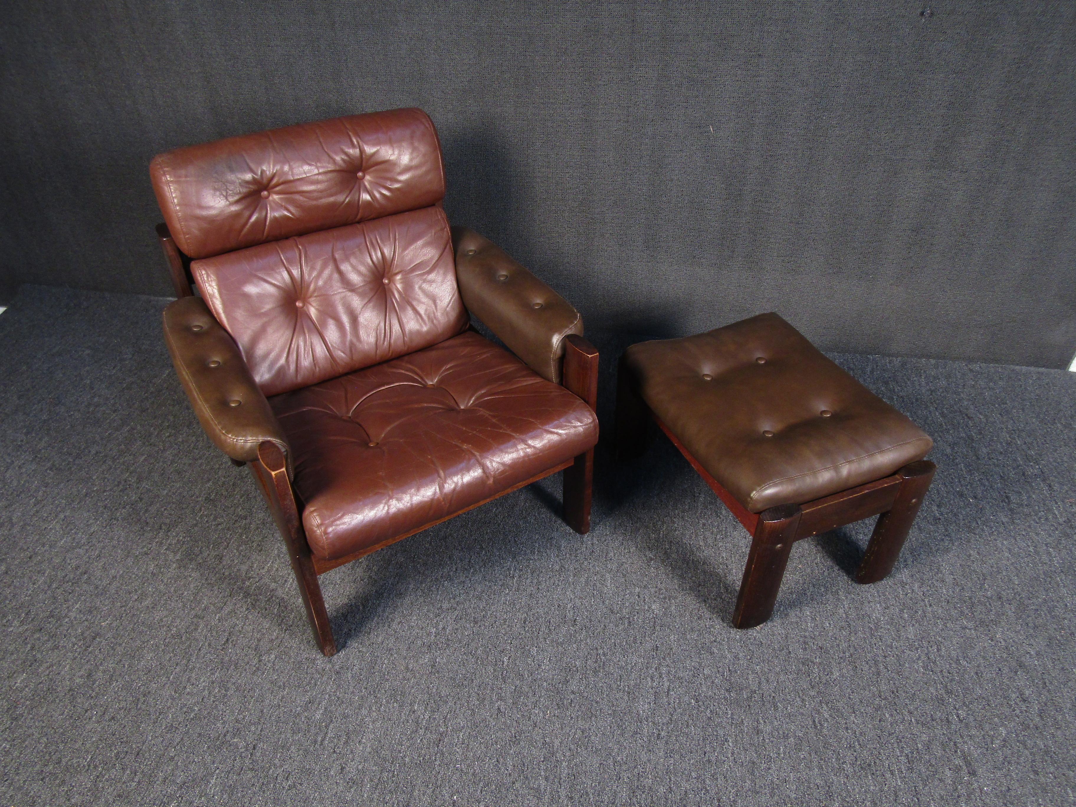 20th Century Mid-Century Modern Leather and Walnut Lounge Chair and Ottoman Set
