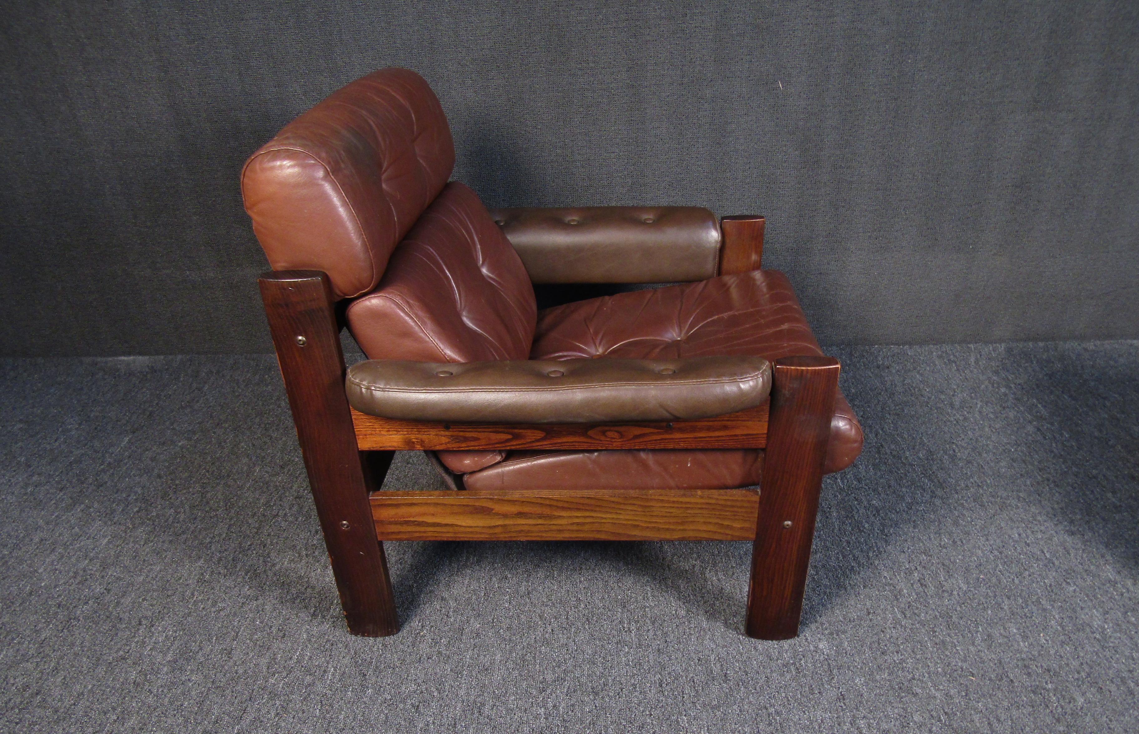 Mid-Century Modern Leather and Walnut Lounge Chair and Ottoman Set 1