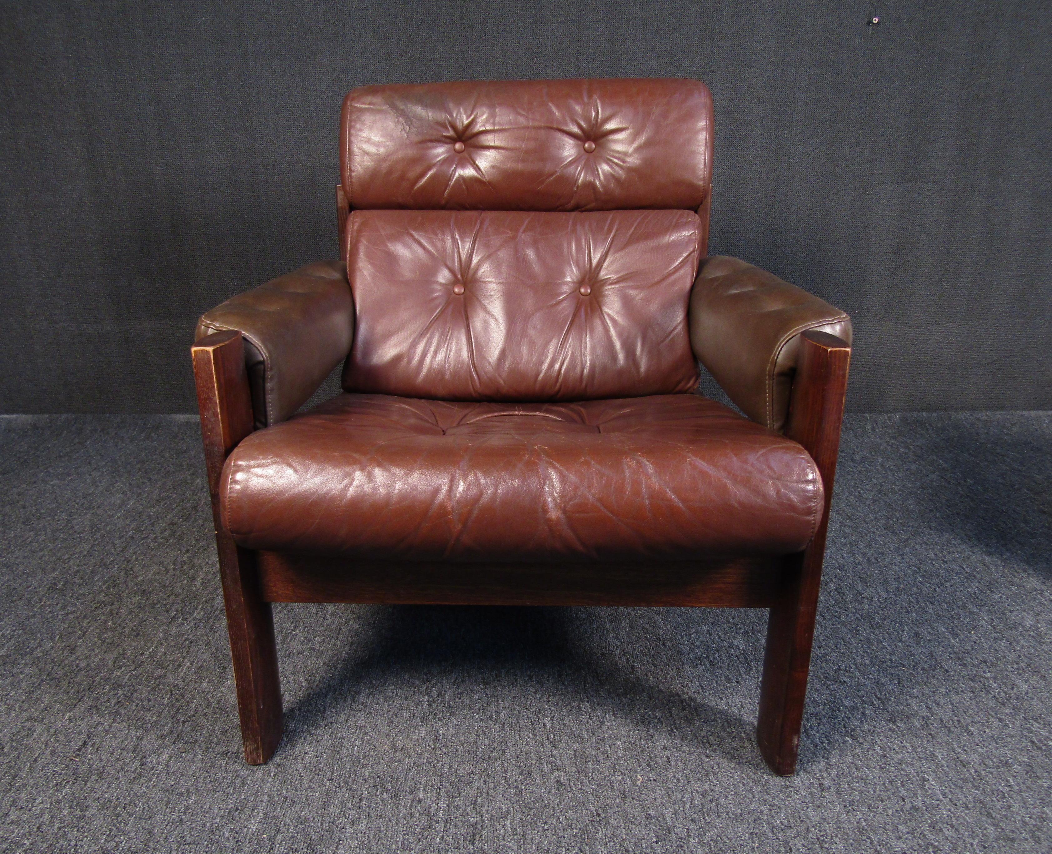 Mid-Century Modern Leather and Walnut Lounge Chair and Ottoman Set 3