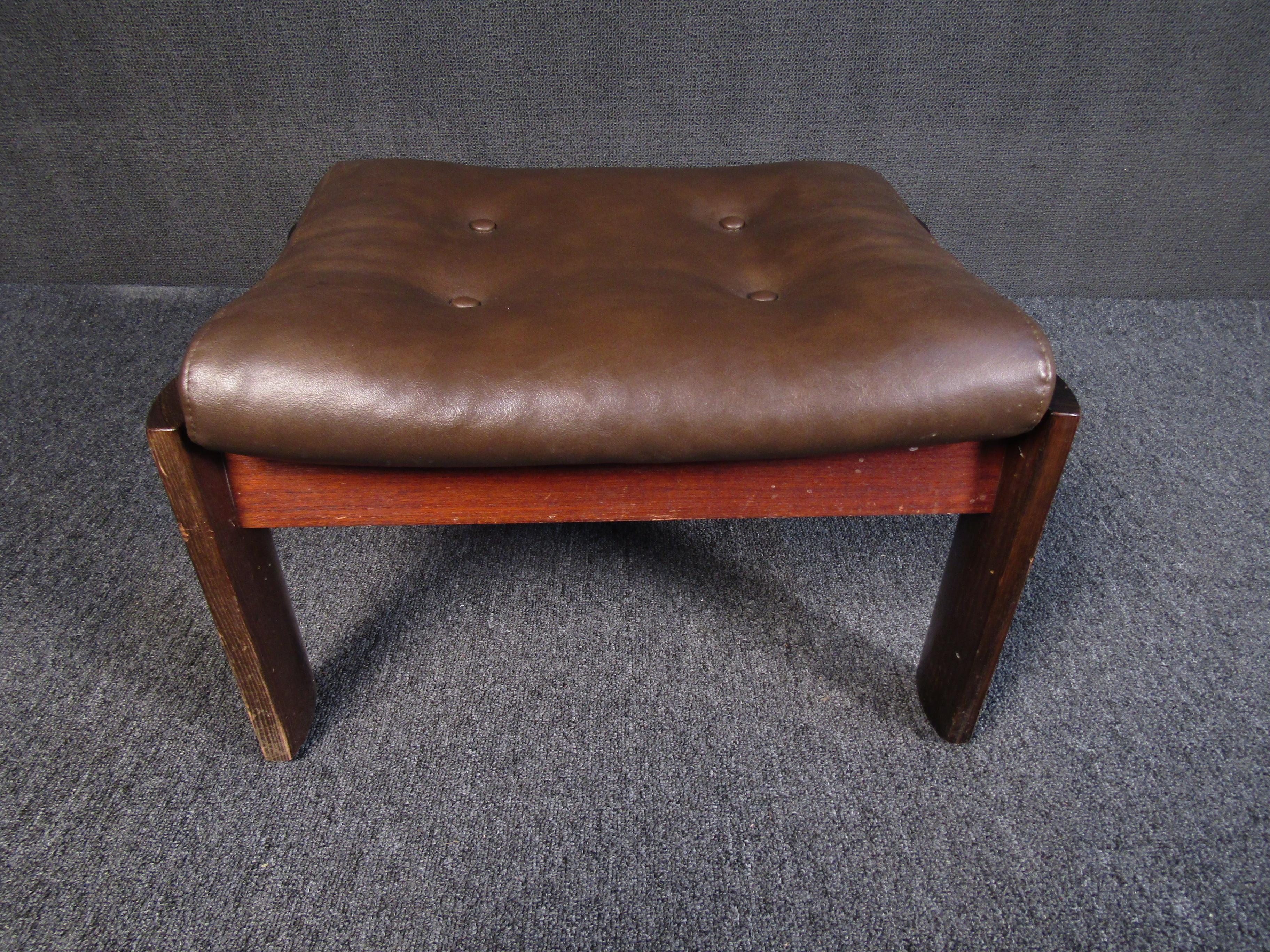 Mid-Century Modern Leather and Walnut Lounge Chair and Ottoman Set 4