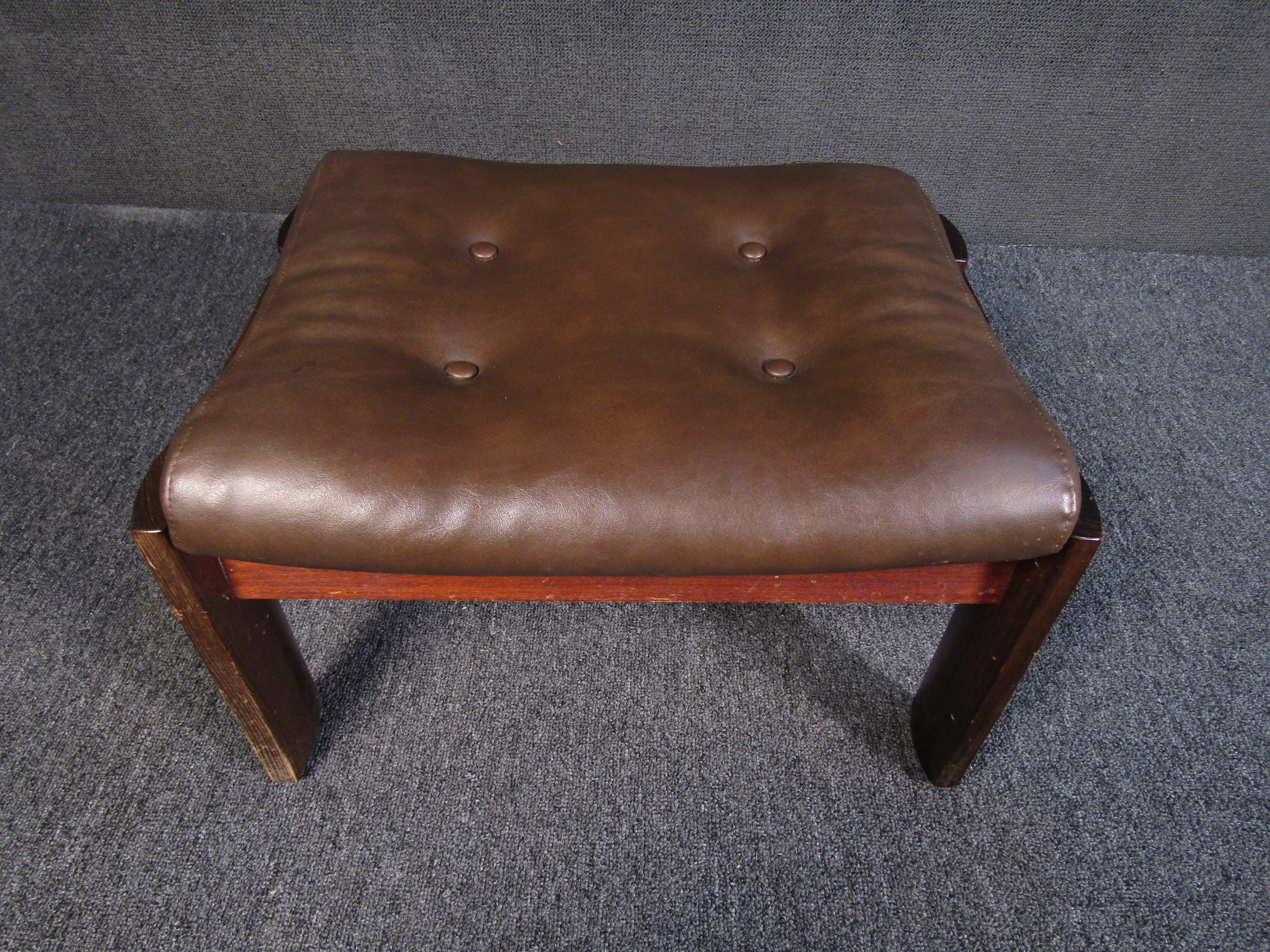 Mid-Century Modern Leather and Walnut Lounge Chair and Ottoman Set 5