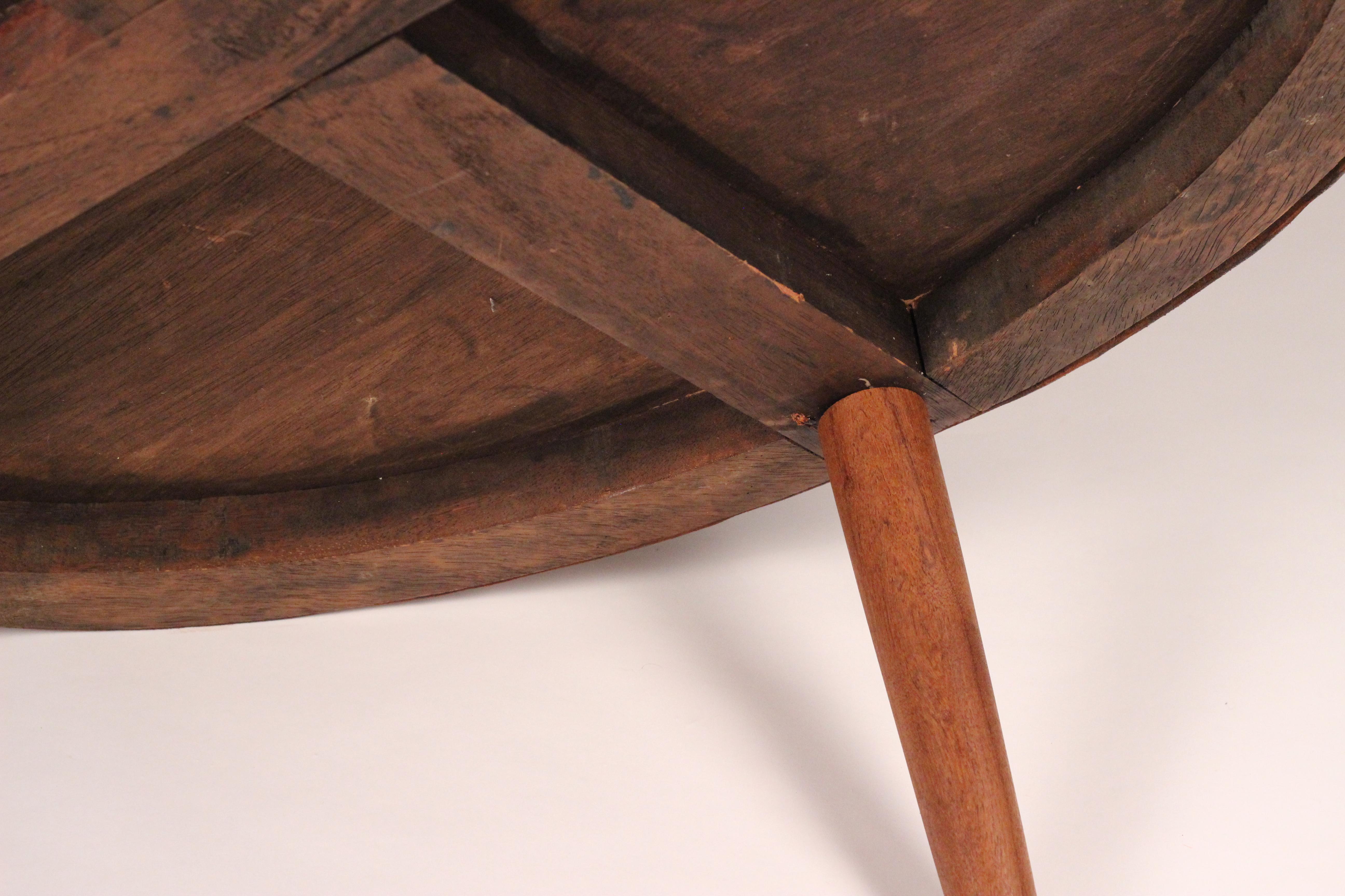 Table basse circulaire moderne du milieu du siècle dernier en cuir et bois par Angel I. Pazmino en vente 2