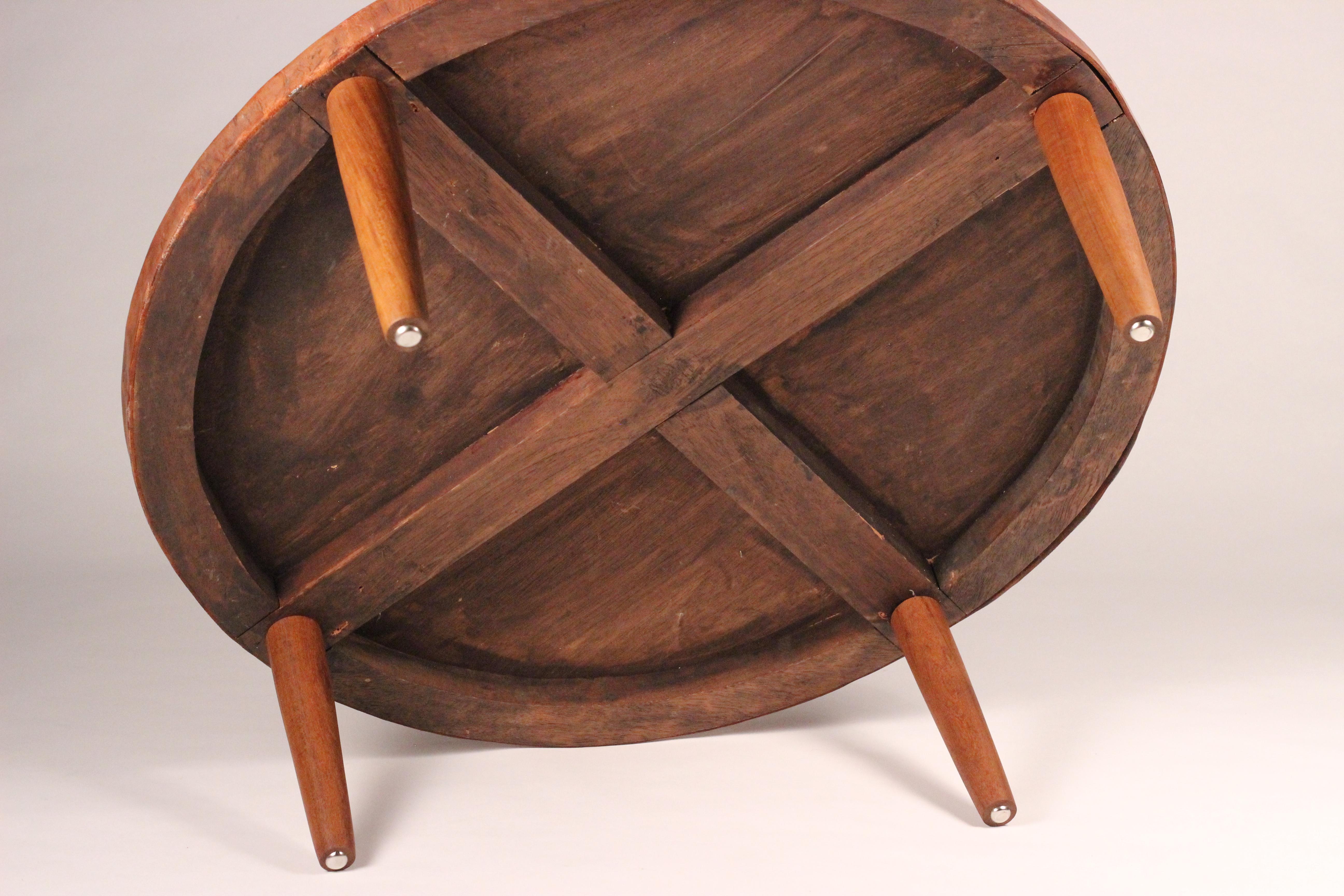 Table basse circulaire moderne du milieu du siècle dernier en cuir et bois par Angel I. Pazmino en vente 3
