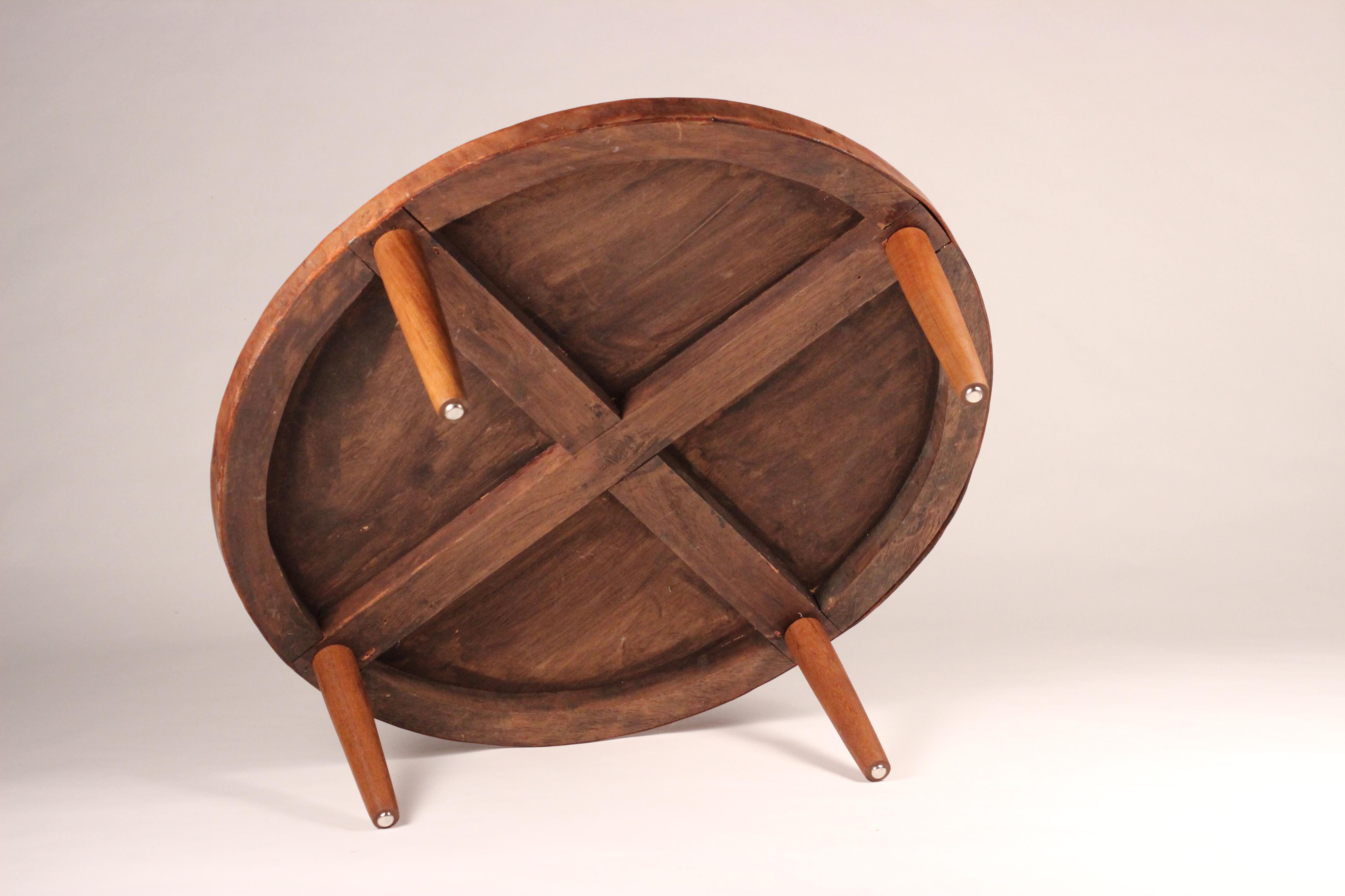 Table basse circulaire moderne du milieu du siècle dernier en cuir et bois par Angel I. Pazmino en vente 4