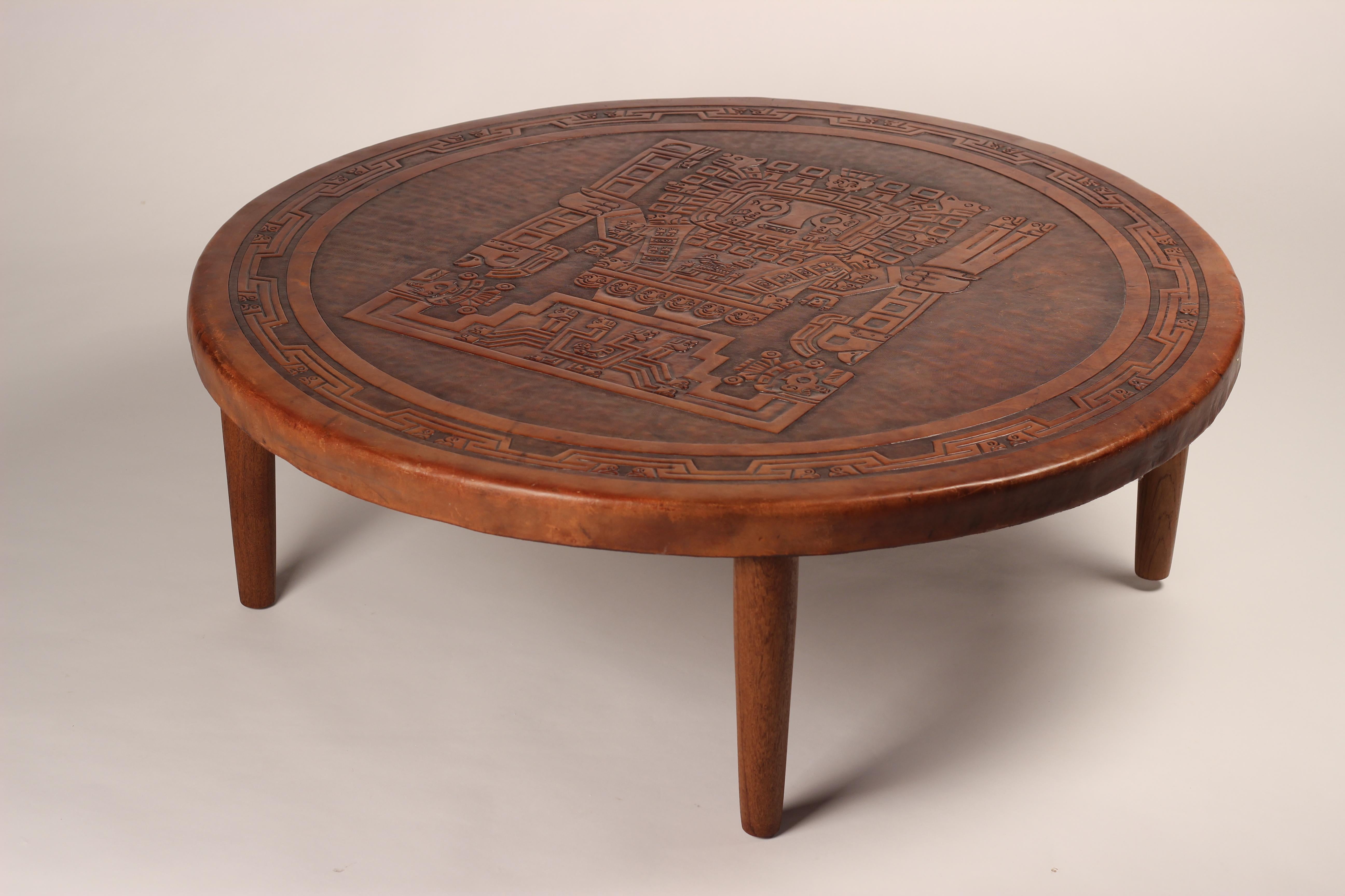 Équatorien Table basse circulaire moderne du milieu du siècle dernier en cuir et bois par Angel I. Pazmino en vente