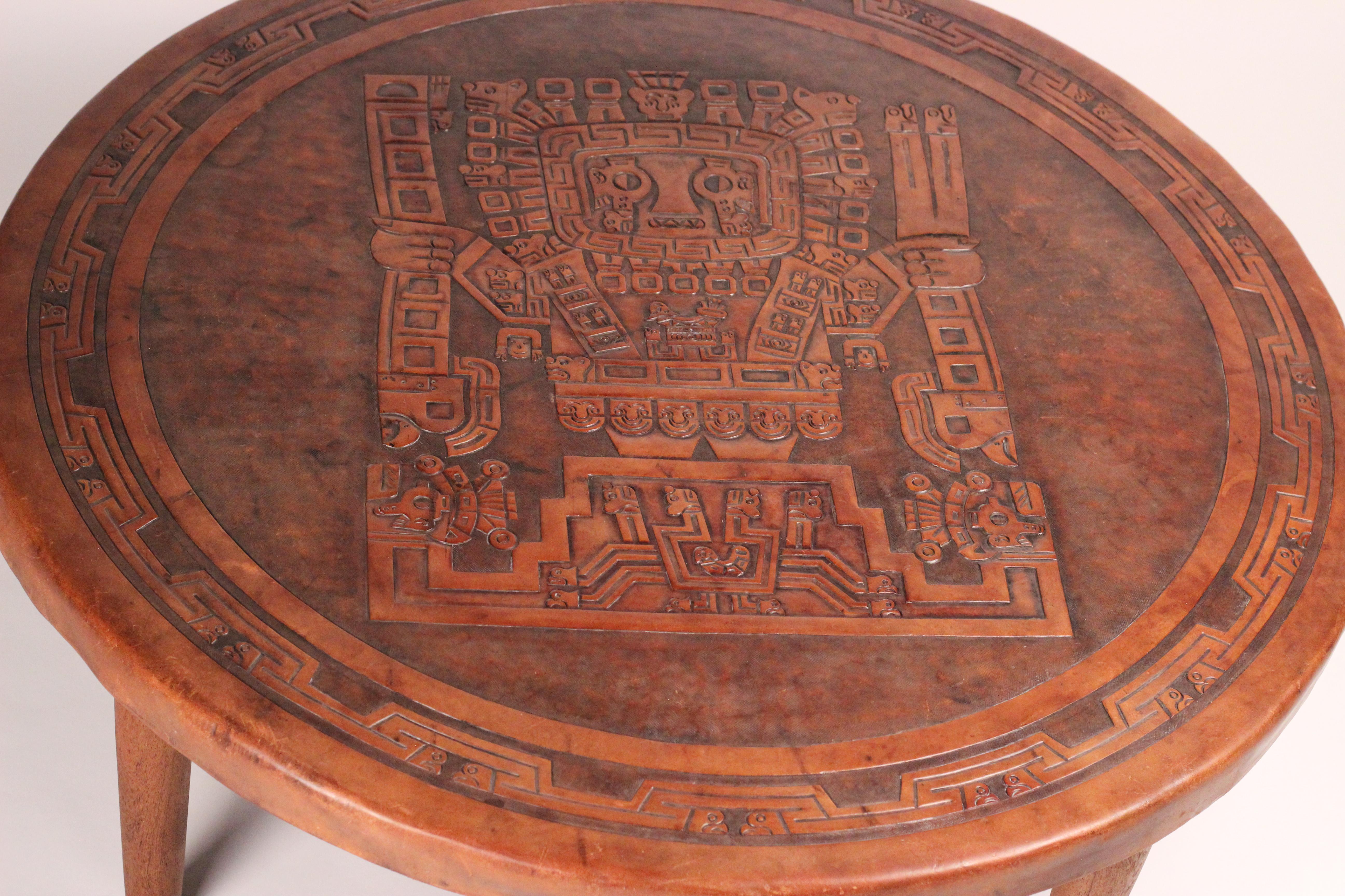 Buriné Table basse circulaire moderne du milieu du siècle dernier en cuir et bois par Angel I. Pazmino en vente