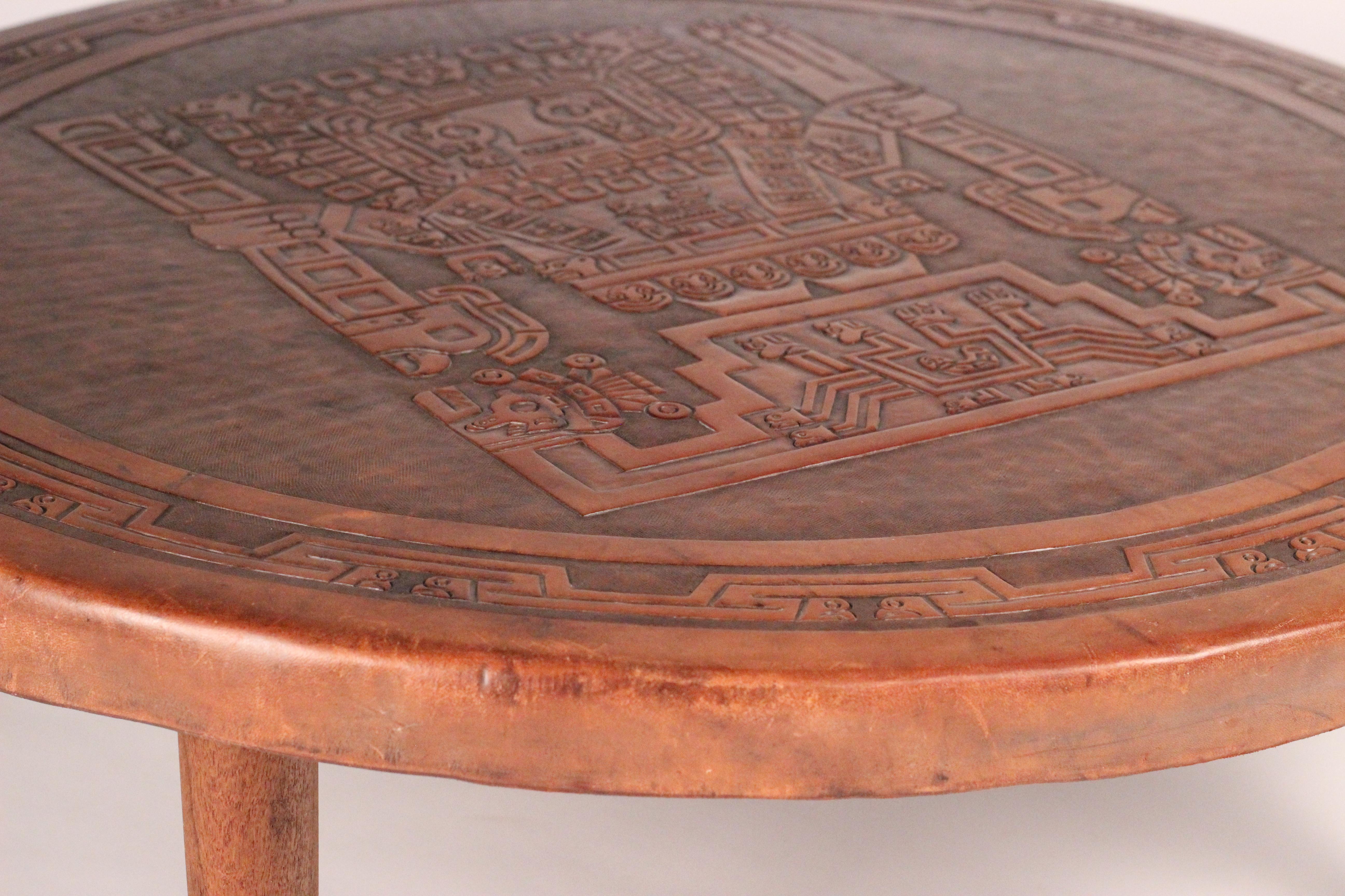 Milieu du XXe siècle Table basse circulaire moderne du milieu du siècle dernier en cuir et bois par Angel I. Pazmino en vente
