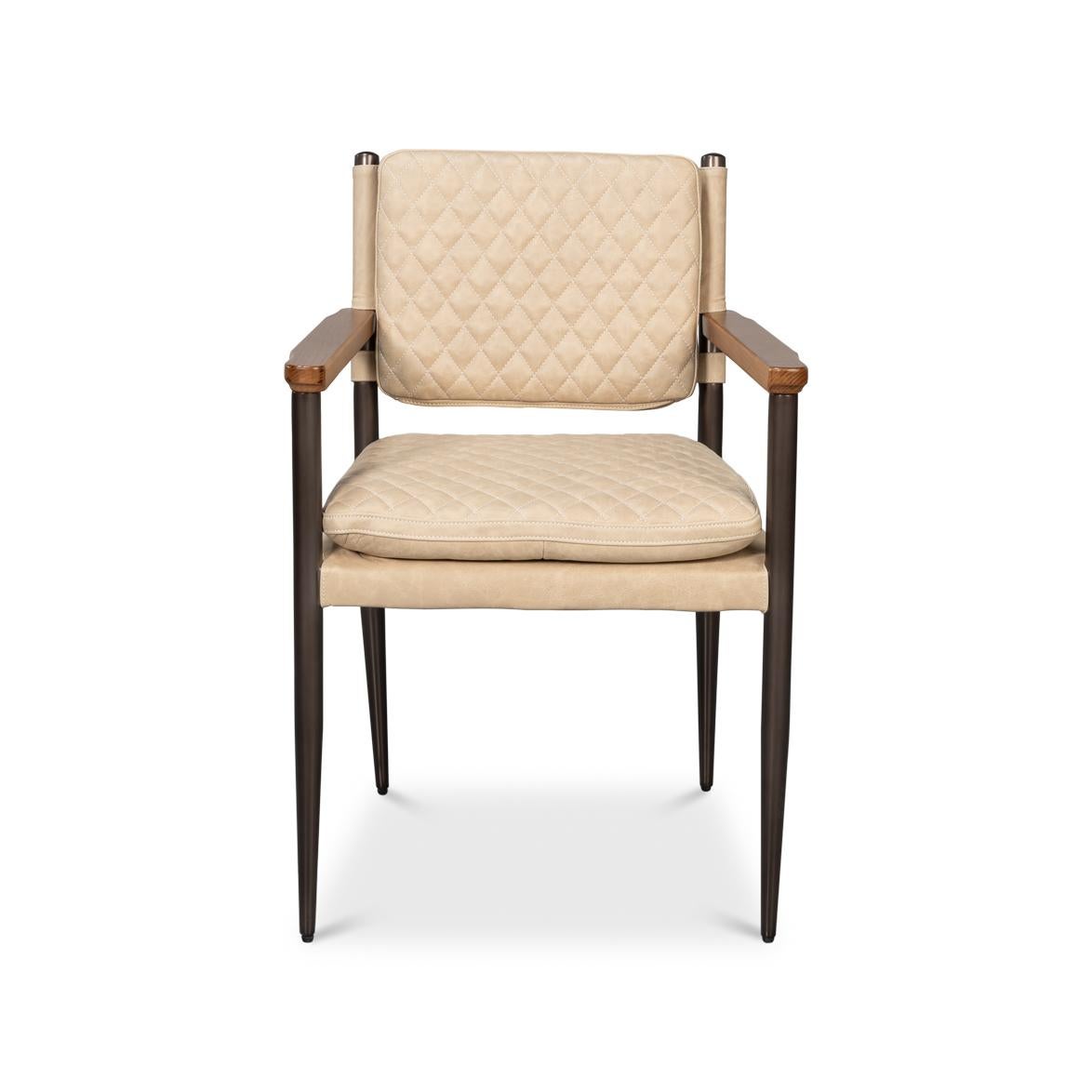Il rivestimento in pelle bianca trapuntata color cappuccino offre una texture sofisticata, mentre la sottile struttura in metallo e i braccioli in legno caldo evidenziano la silhouette elegante della sedia. 

Le gambe affusolate sottolineano la sua