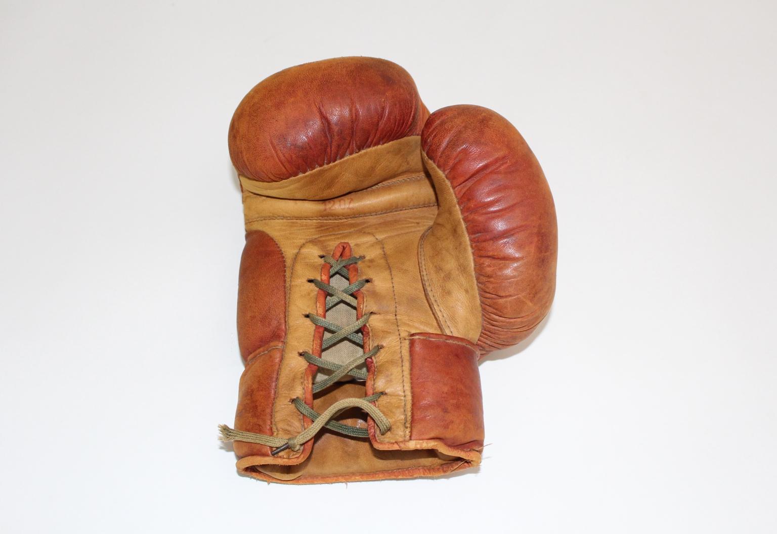 Moderner Lederboxhandschuh aus der Jahrhundertmitte, 1950er Jahre (20. Jahrhundert) im Angebot