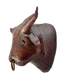 Toro in pelle di Dimitri Omersa per Abercrombie & Fitch, un modello moderno di metà secolo.