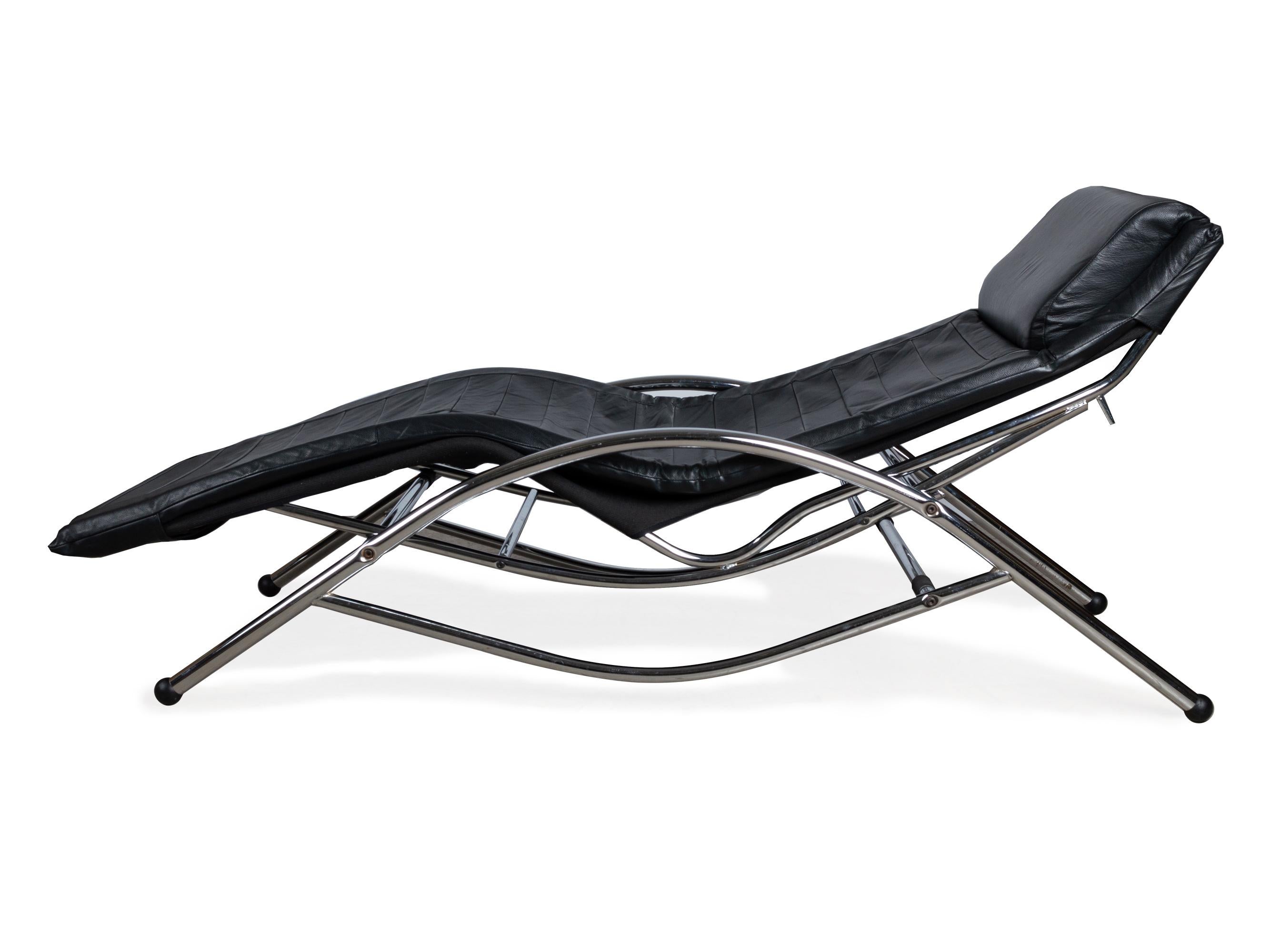 Chaise longue in chromed tubular steel and black leather, with a tilting mechanism. The chrome tubular frame can be slid in various positions on the base, changing the seating position from a relaxed seating position to a sleeping position.