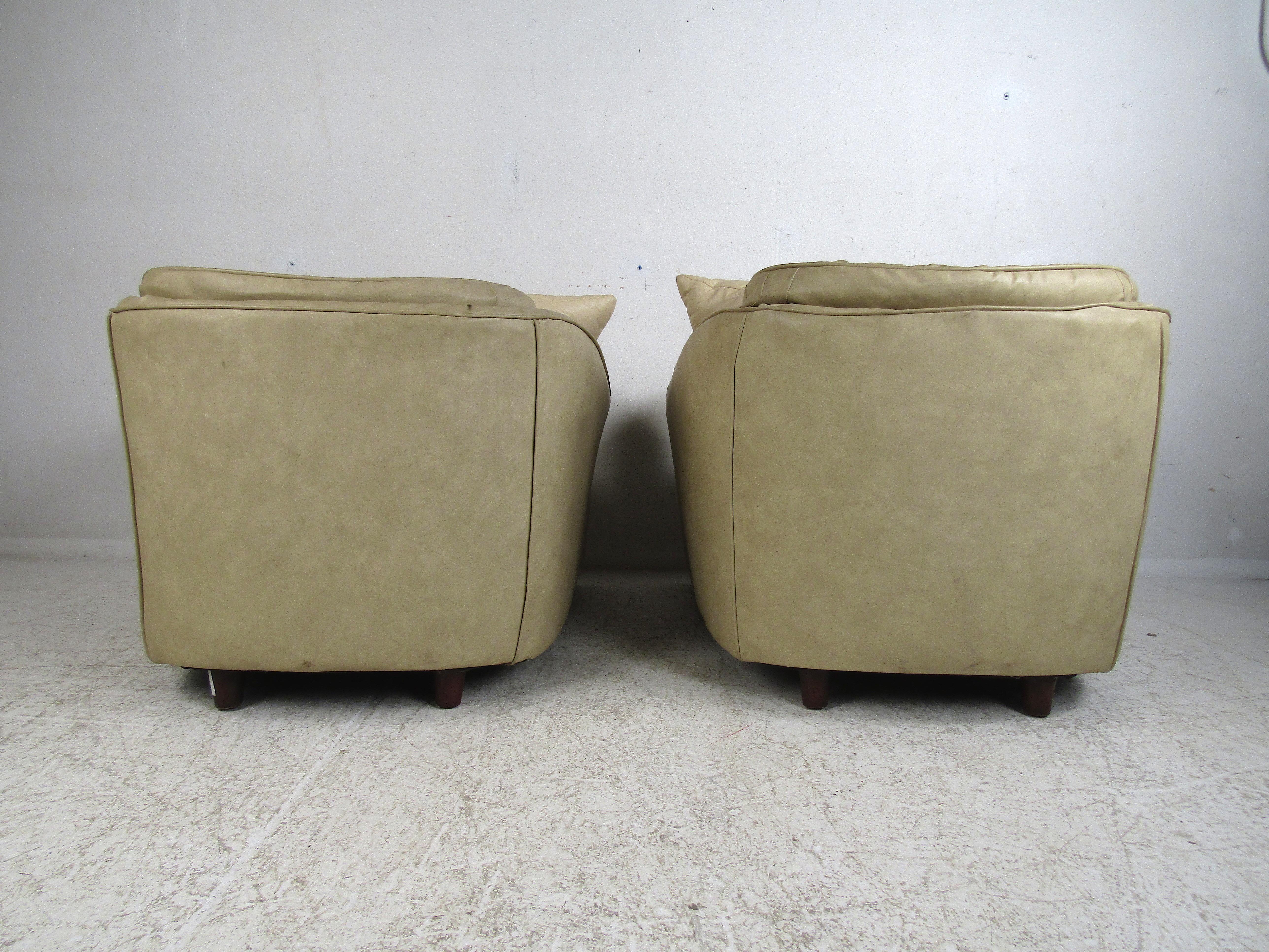 Mid-Century Modern Leather Club Chairs by Selig, a Pair In Good Condition In Brooklyn, NY