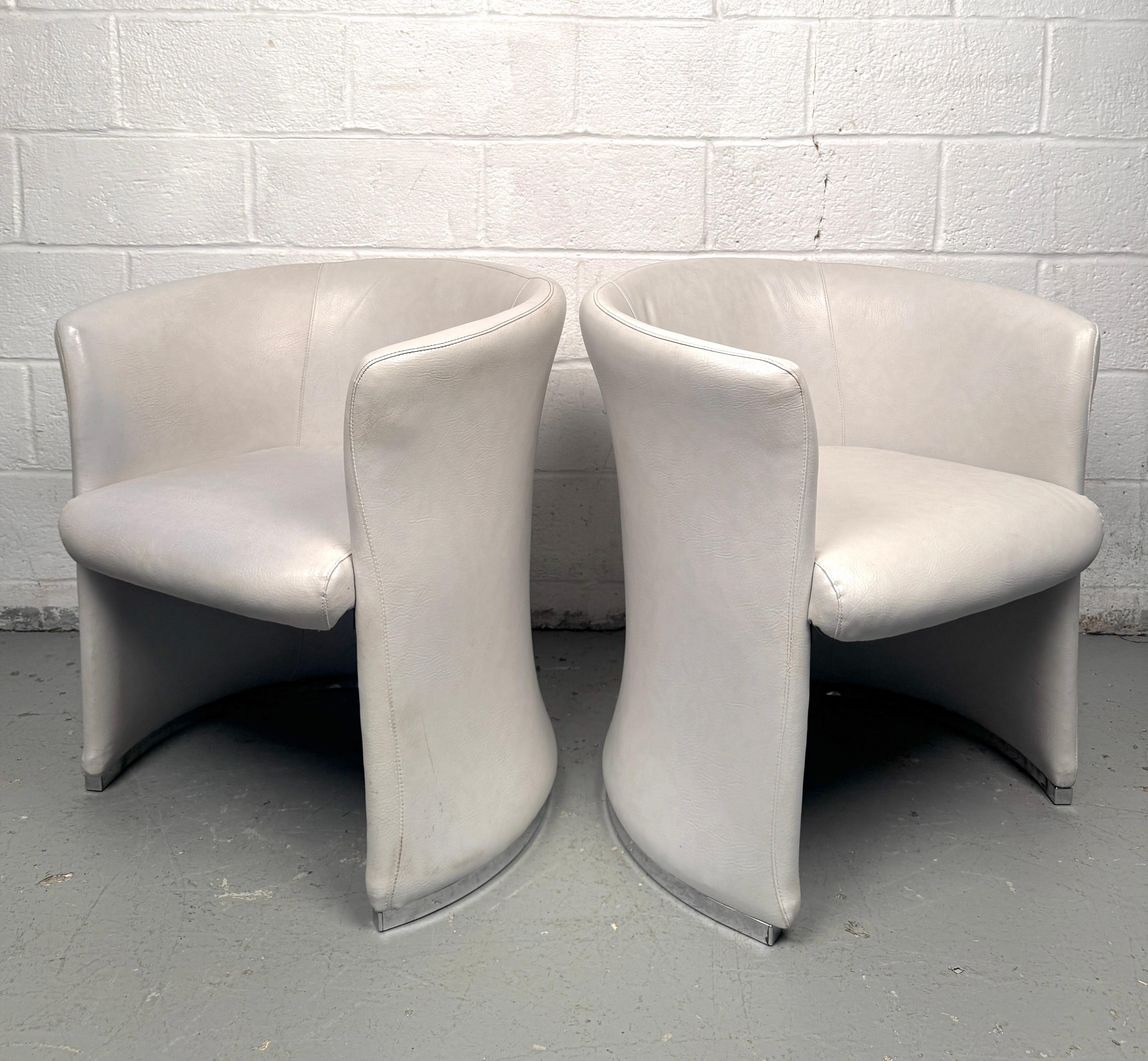 Mid-Century Modern Leather Club Chairs In Good Condition For Sale In Brooklyn, NY