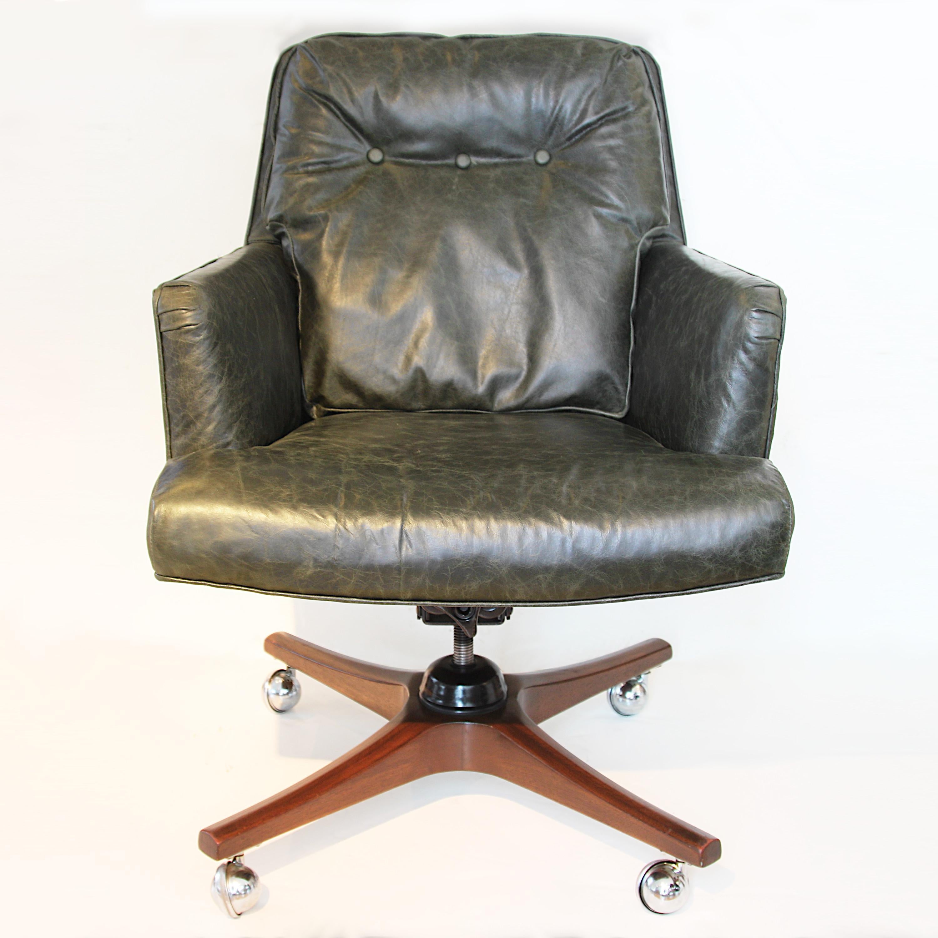 American Mid-Century Modern Leather Executive Desk Chair by Edward Wormley for Dunbar