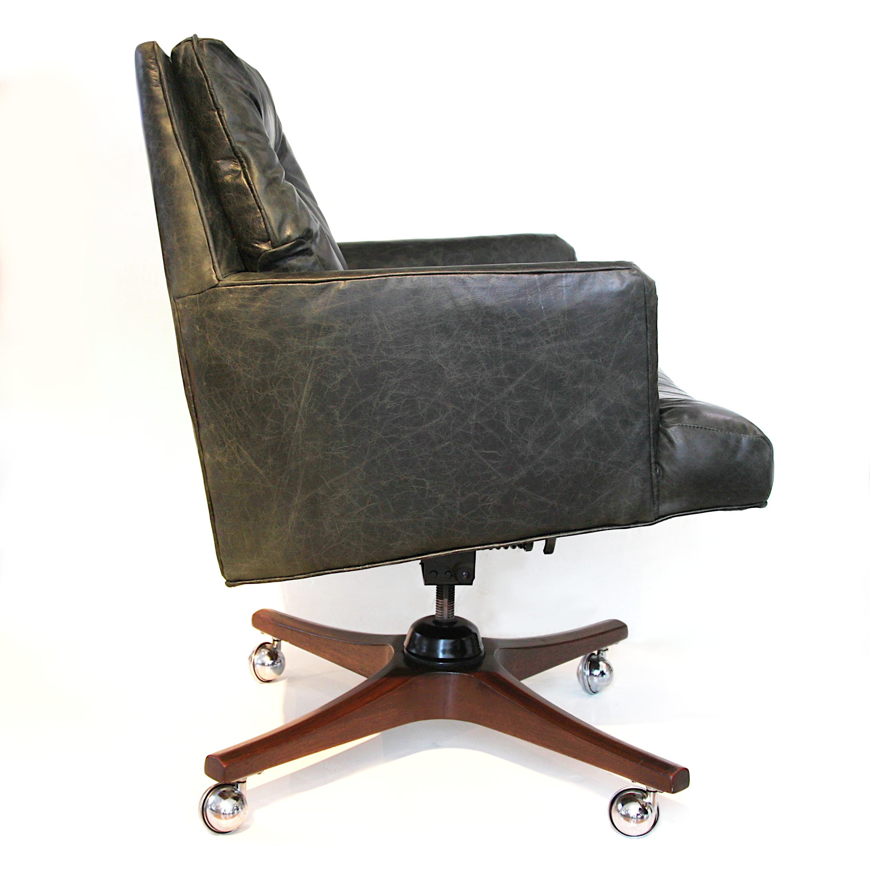Mid-Century Modern Leather Executive Desk Chair by Edward Wormley for Dunbar In Excellent Condition In Lafayette, IN