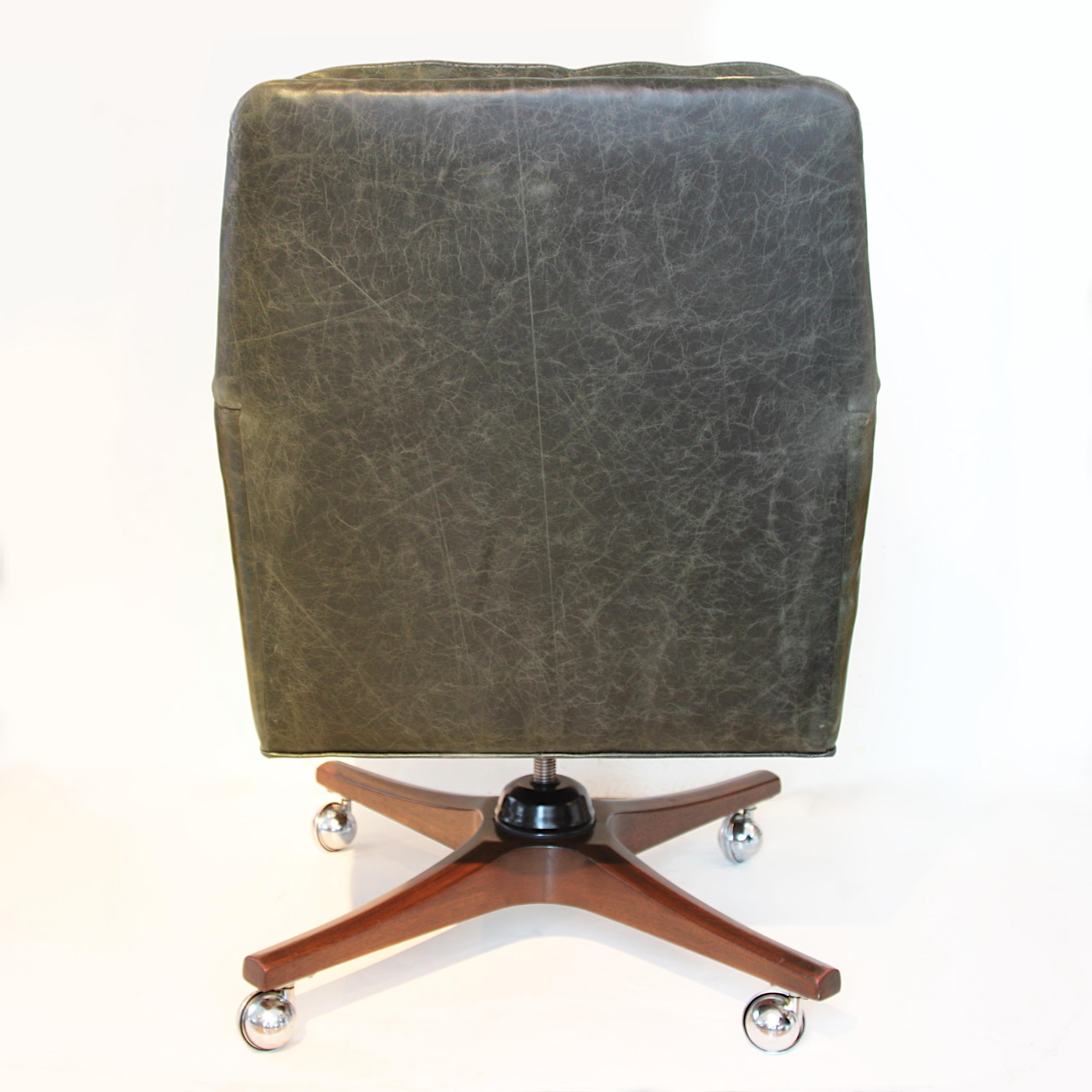 Mid-20th Century Mid-Century Modern Leather Executive Desk Chair by Edward Wormley for Dunbar