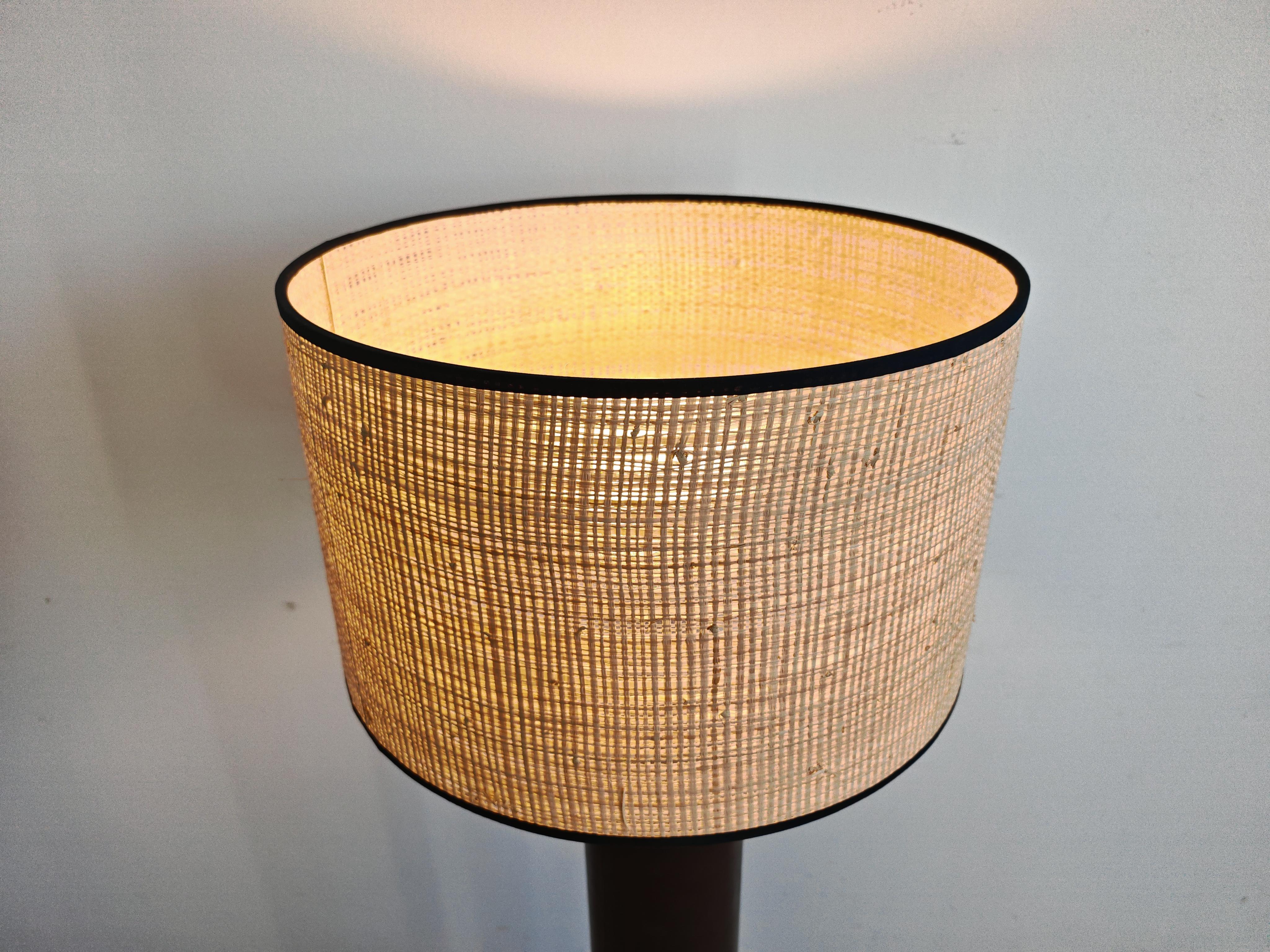 In questo annuncio troverai una lampada da terra del Mid Century Modern molto rara, realizzata in pelle marrone scuro. È dotato di una singola luce con una lampadina modello E27, disponibile in tutto il mondo. Il logo del produttore è applicato alla