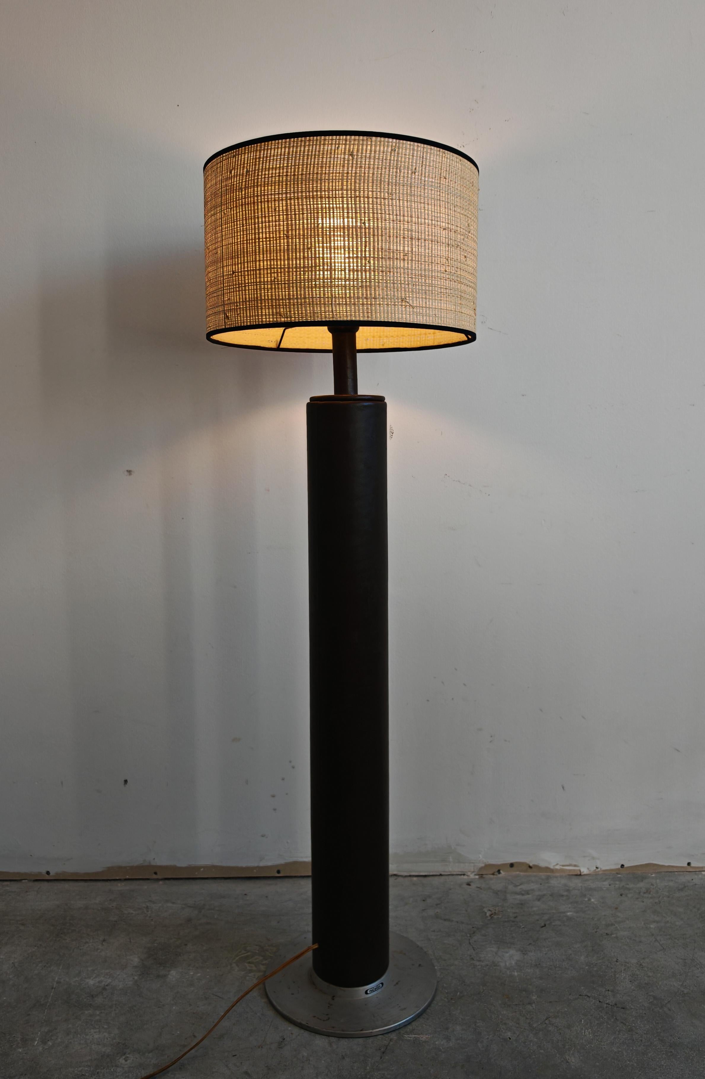Serbo Lampada da terra in pelle di Nicetin, Jugoslavia, anni '80, metà del secolo scorso in vendita