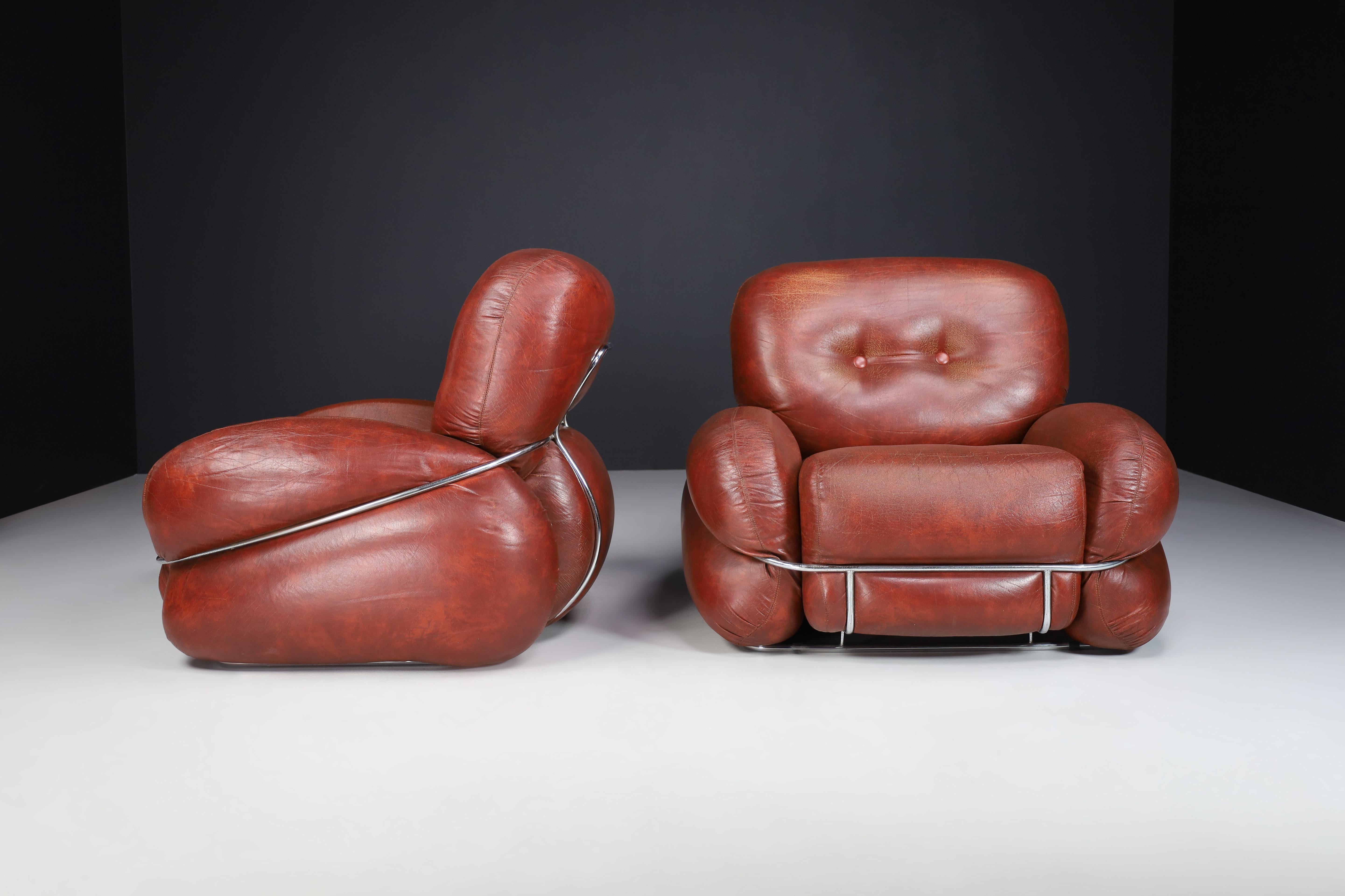 Mid-Century Modern Leder Lounge / Sessel von Adriano Piazzesi, Italien 1970er Jahre.

Ein Paar Adriano Piazzessi italienische 1970's großzügig proportioniert braun getuftet Leder Lounge-Sessel, mit Chrom gebogenen Stützen an den Seiten, vorne und