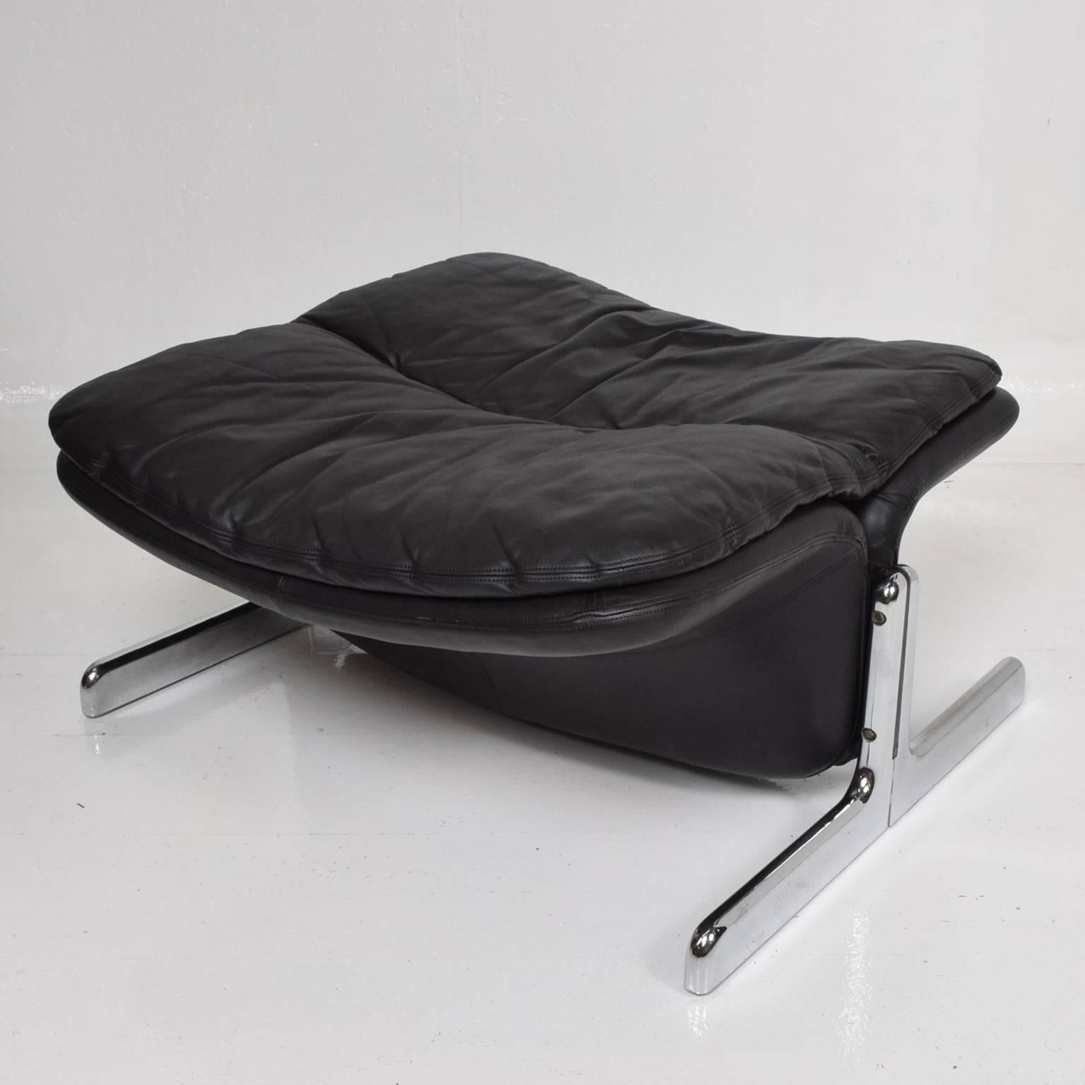 1970s Sleek Leather Lounge Chair & Ottoman Tittina Ammannati & Vitelli - ITALY 3