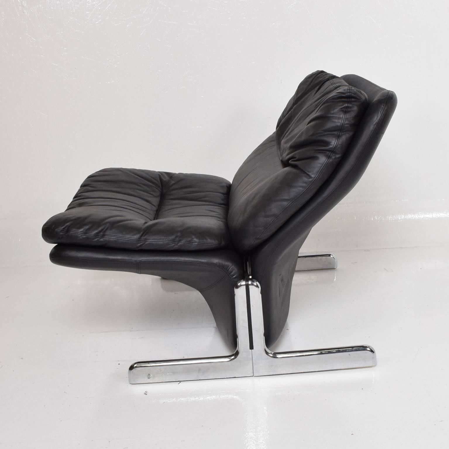 1970s Sleek Leather Lounge Chair & Ottoman Tittina Ammannati & Vitelli - ITALY In Good Condition In Chula Vista, CA
