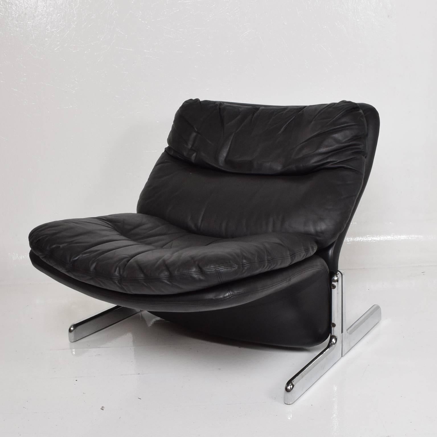Late 20th Century 1970s Sleek Leather Lounge Chair & Ottoman Tittina Ammannati & Vitelli - ITALY