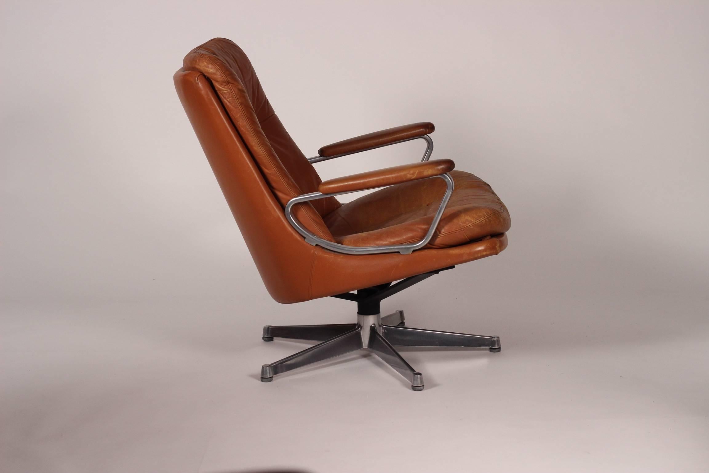 Swiss Mid-Century Modern Swivel Lounge Chair Designed by André Vandenbeuck