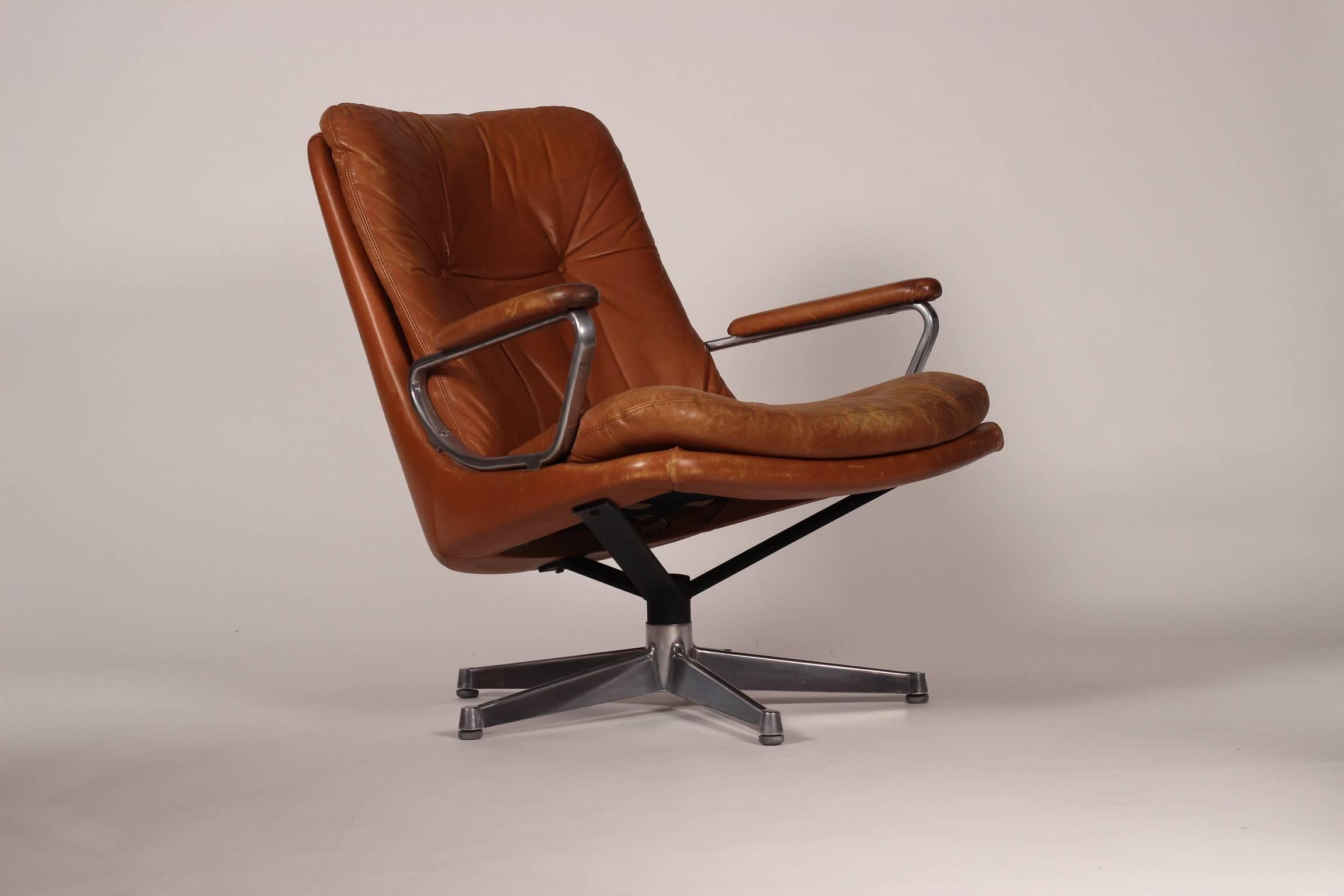 Mid-Century Modern Swivel Lounge Chair Designed by André Vandenbeuck In Good Condition In London, GB