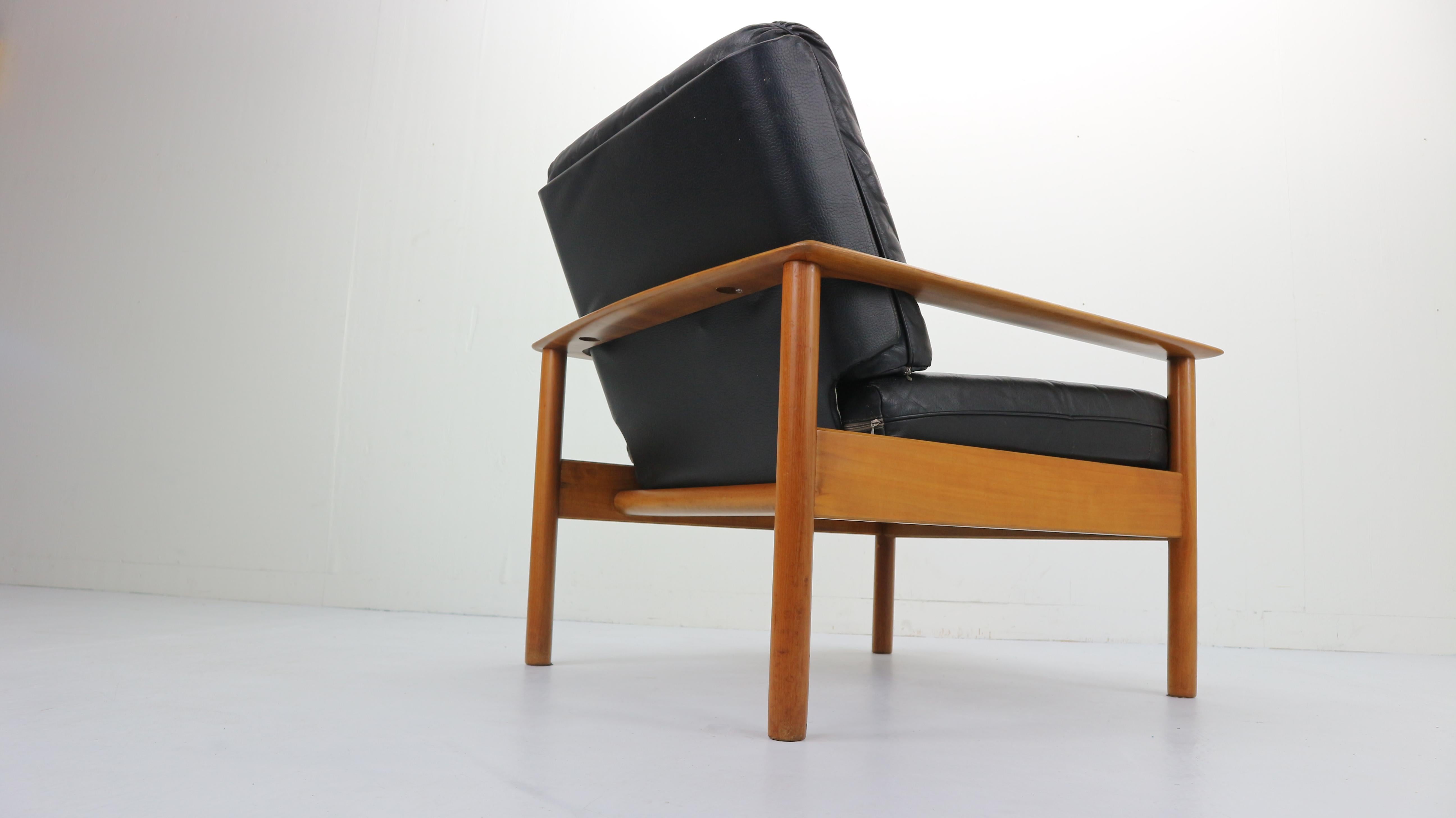 Mid-Century Modern Leather Lounge Chair, Scandinavian Design, 1960s In Good Condition In The Hague, NL