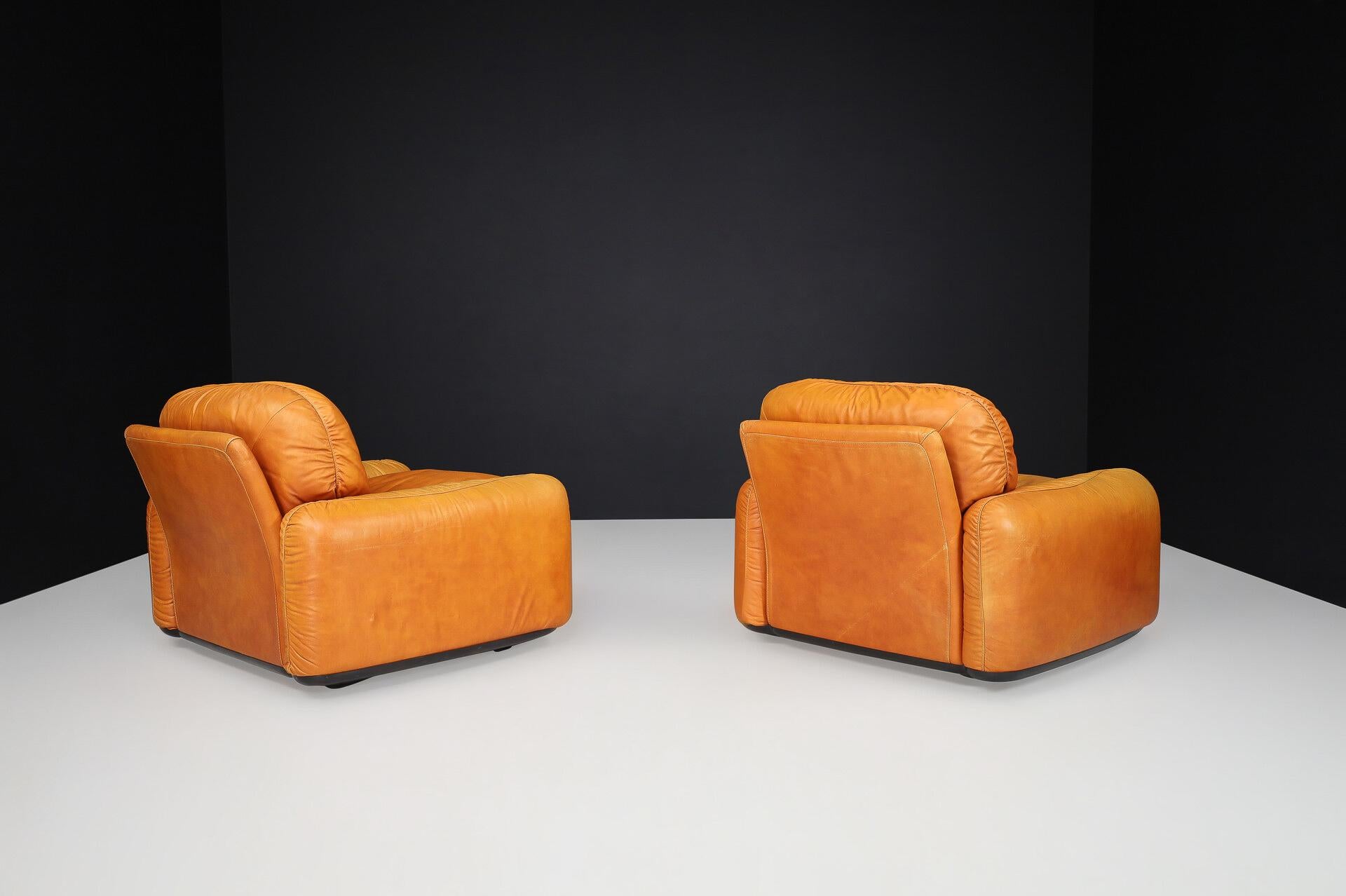 Mid-Century Modern Leather Lounge Chairs by Arrigo Arrigoni for Busnelli, Italy, 1970s

Description:
A stunning pair of Mid-Century Modern leather lounge chairs designed by Arrigo Arrigoni for Busnelli in Italy during the 1970s. These iconic chairs