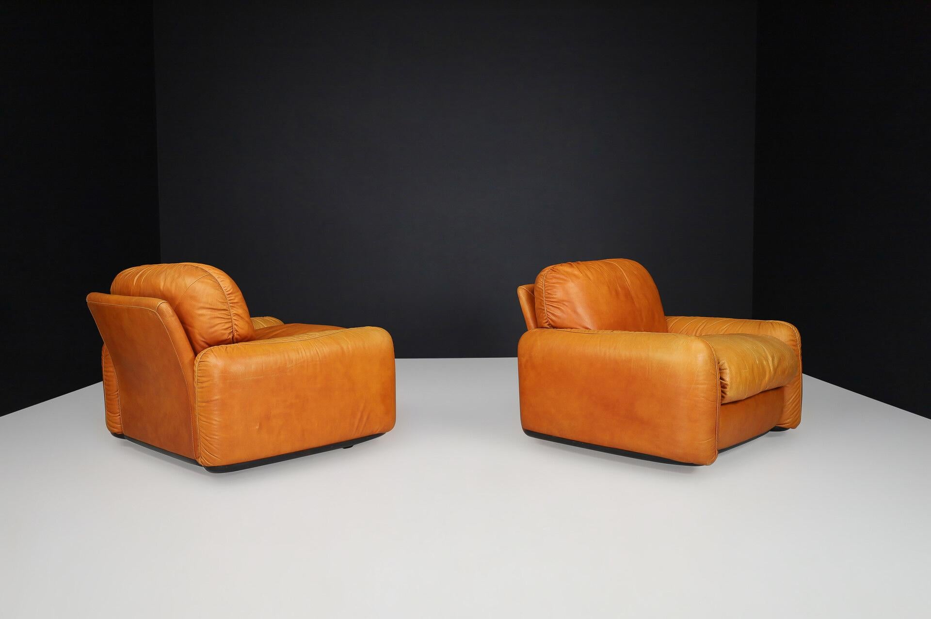 Italian Mid-Century Modern Leather Lounge Chairs by Arrigo Arrigoni for Busnelli, Italy For Sale